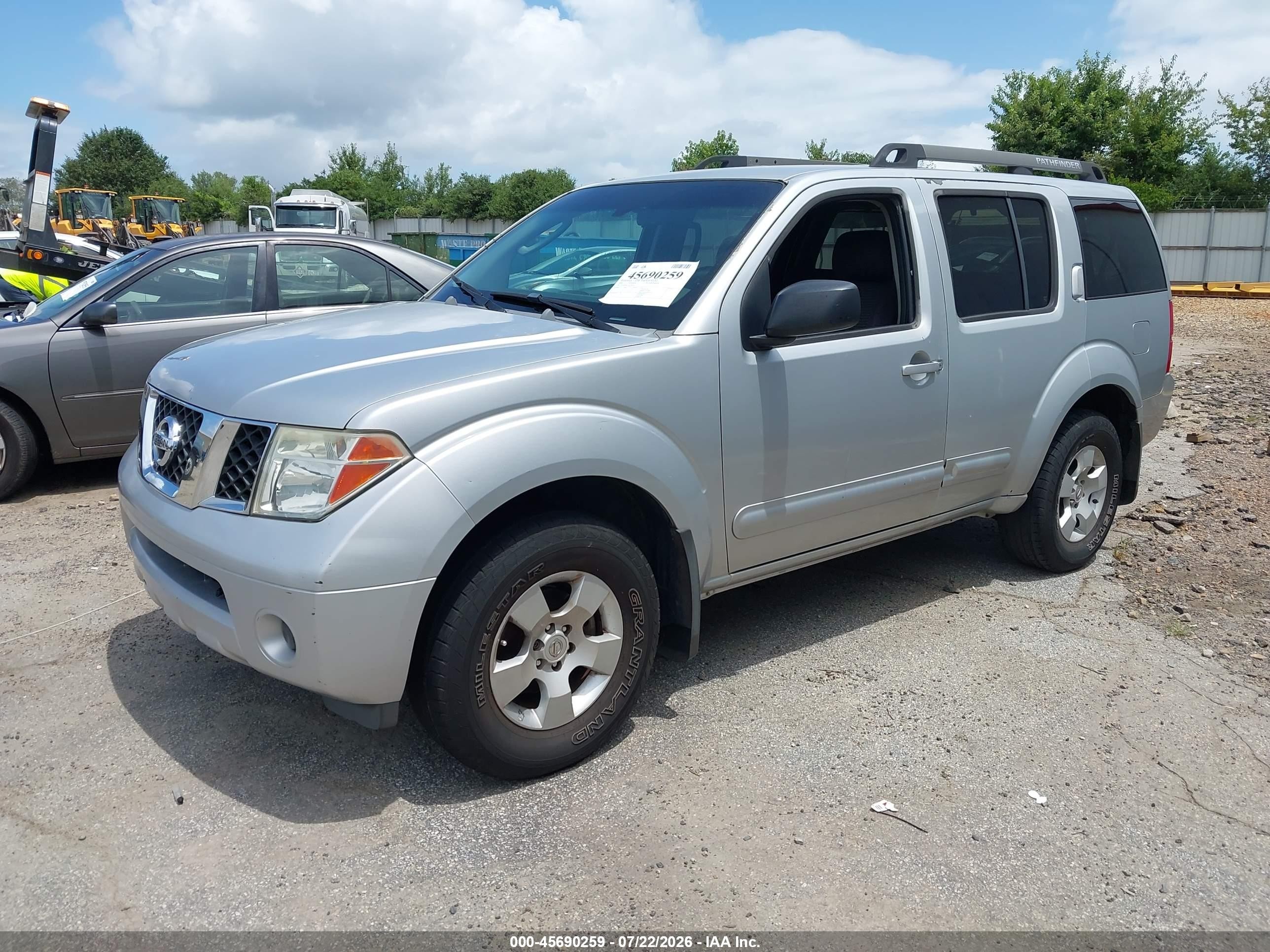 2005 Nissan Pathfinder Xe Silver vin: 5N1AR18U15C758745