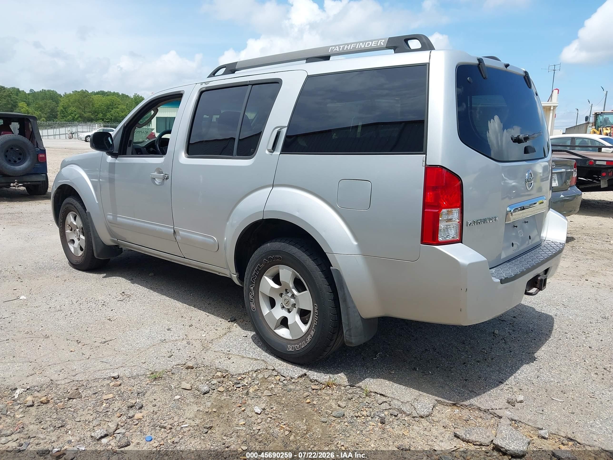 2005 Nissan Pathfinder Xe Silver vin: 5N1AR18U15C758745