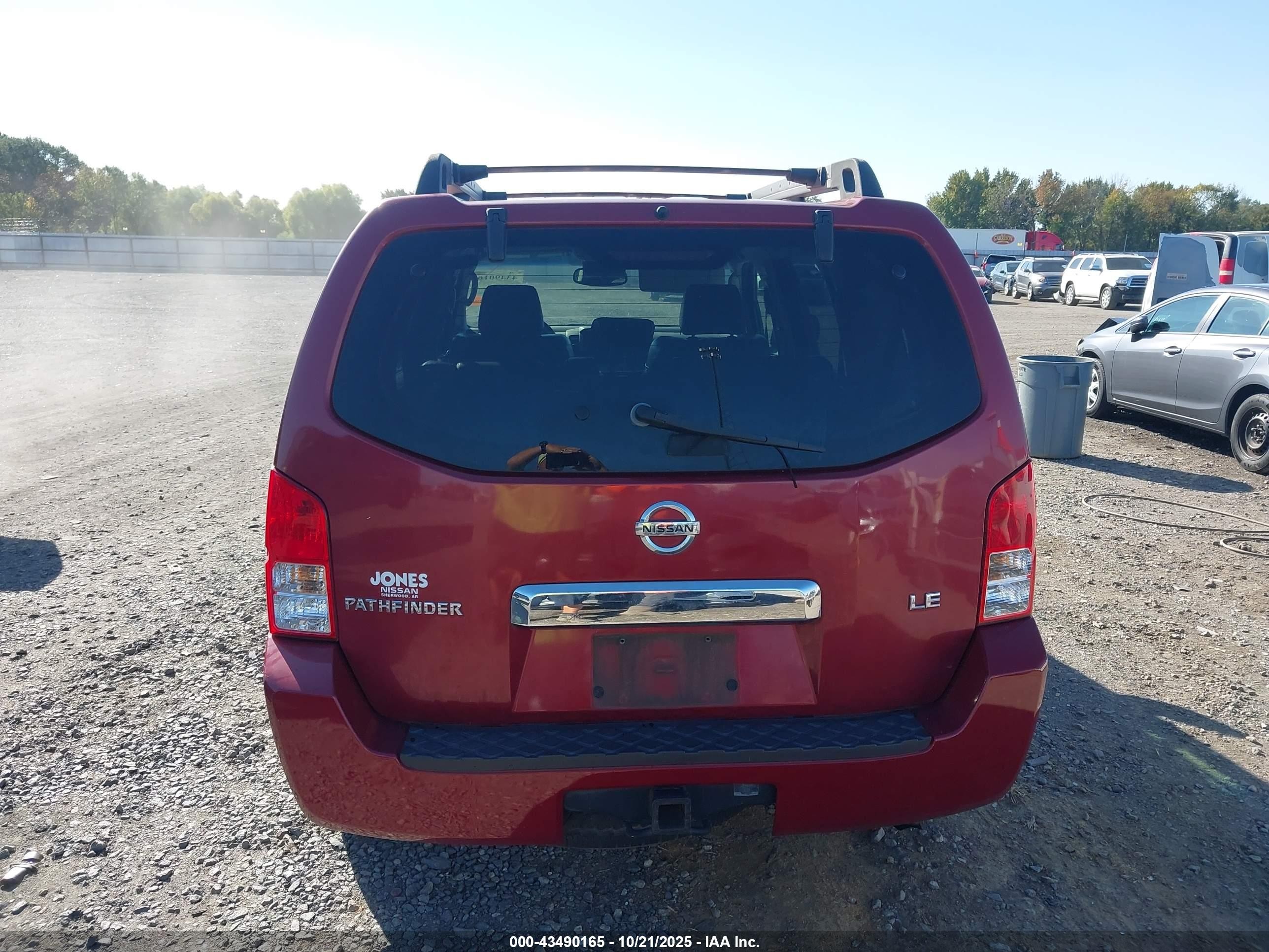 2005 Nissan Pathfinder Le Red vin: 5N1AR18U25C700434