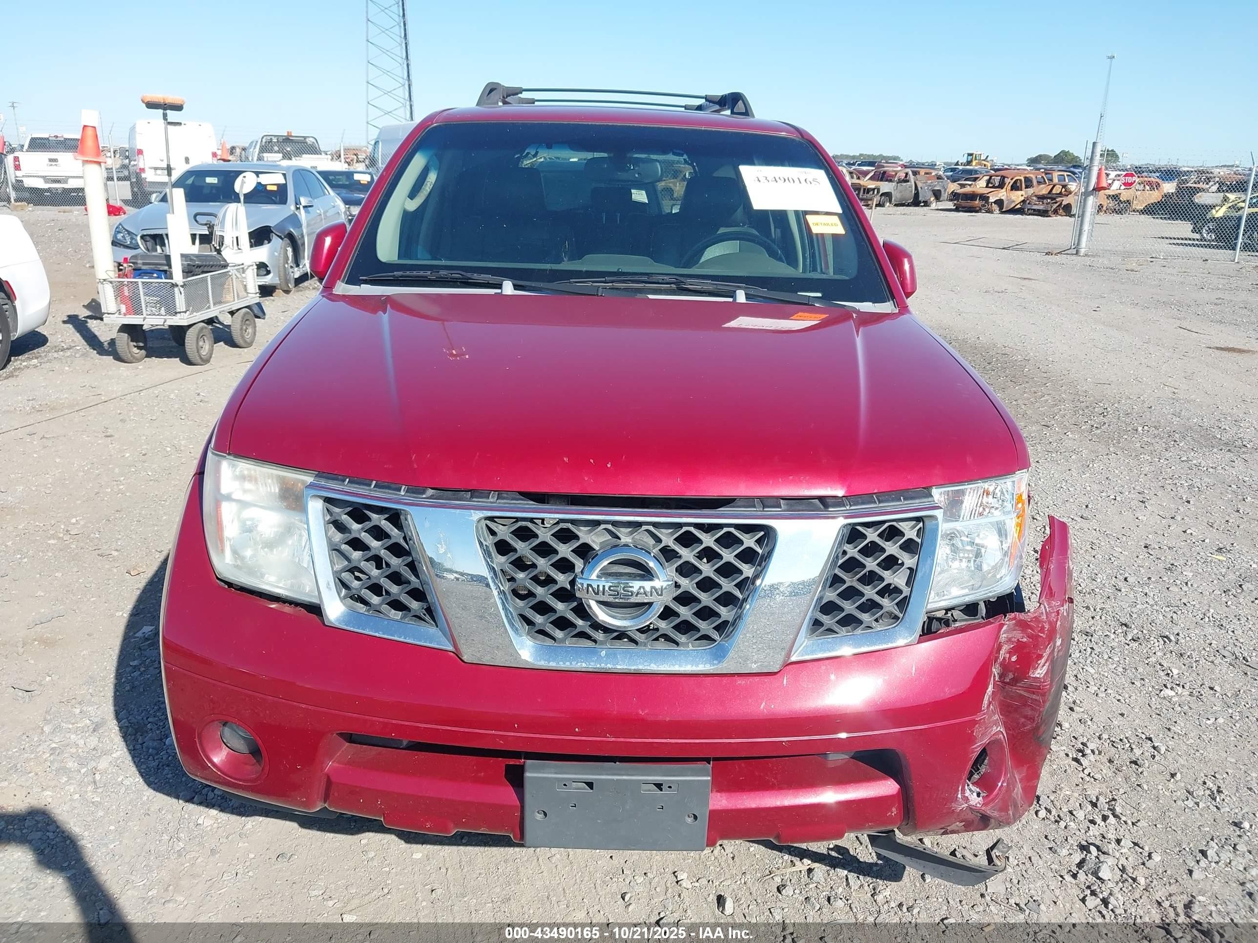 2005 Nissan Pathfinder Le Red vin: 5N1AR18U25C700434