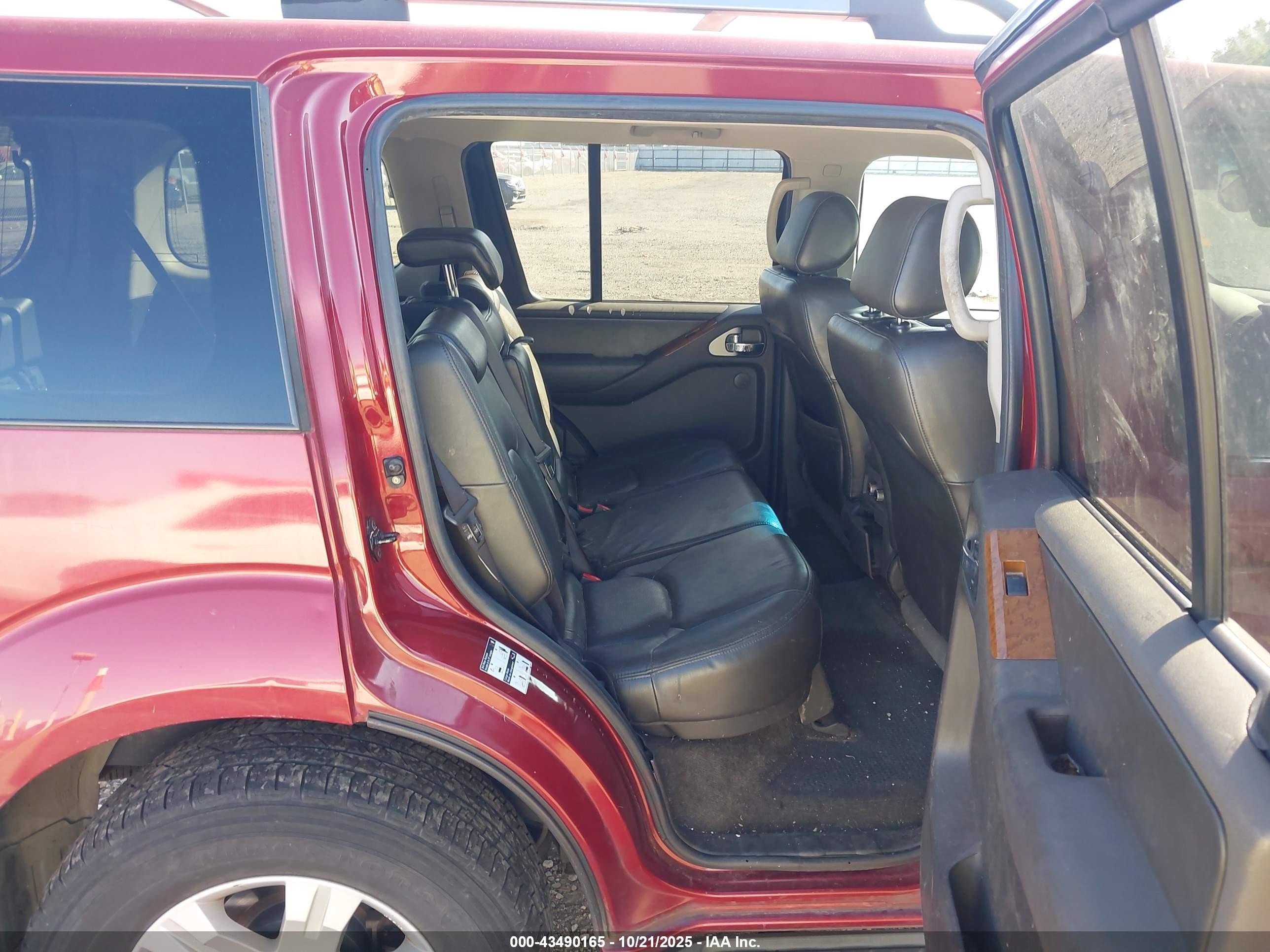 2005 Nissan Pathfinder Le Red vin: 5N1AR18U25C700434