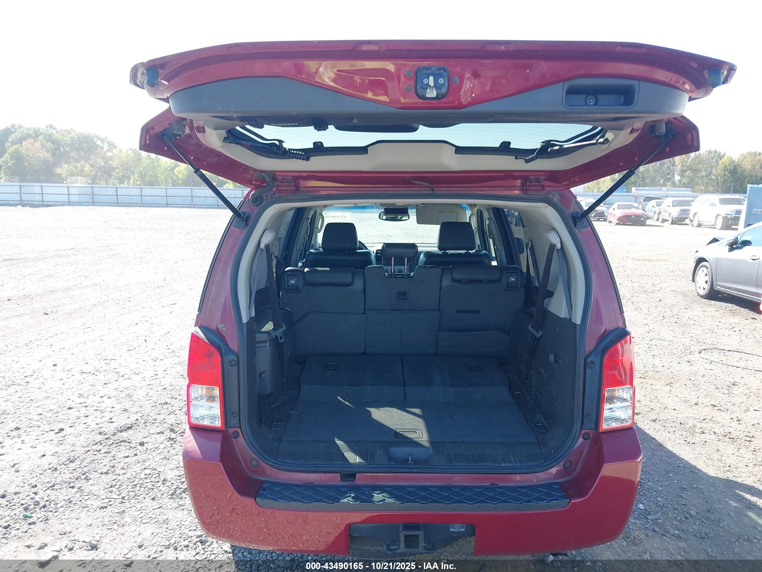2005 Nissan Pathfinder Le Red vin: 5N1AR18U25C700434