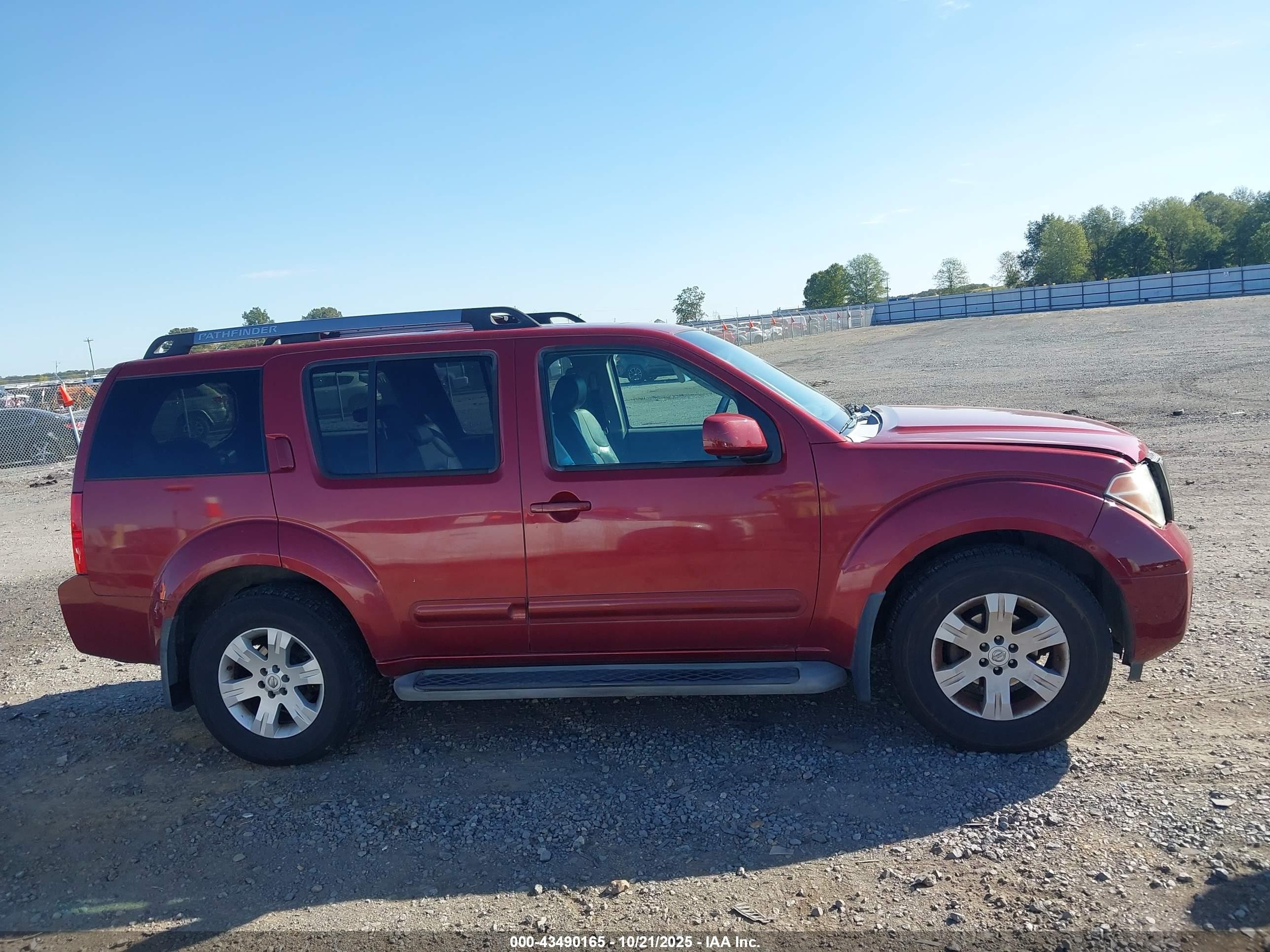 2005 Nissan Pathfinder Le Red vin: 5N1AR18U25C700434