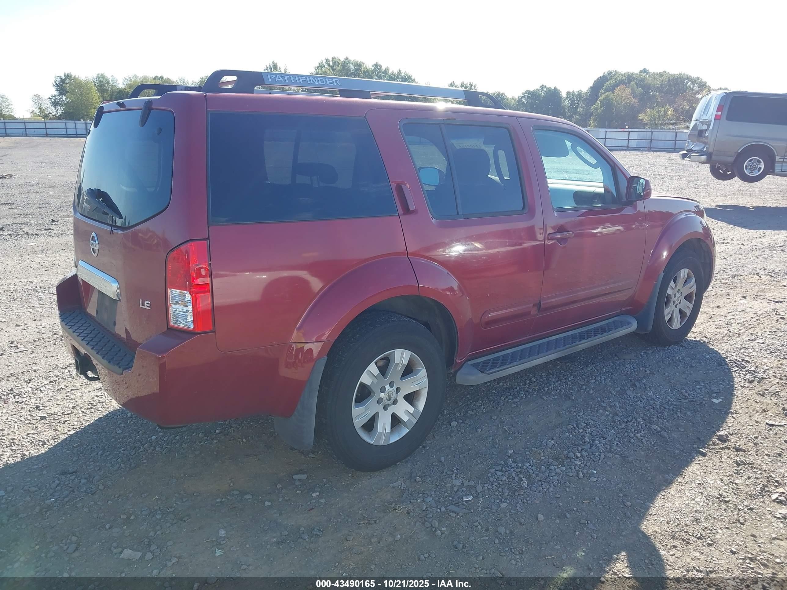 2005 Nissan Pathfinder Le Red vin: 5N1AR18U25C700434