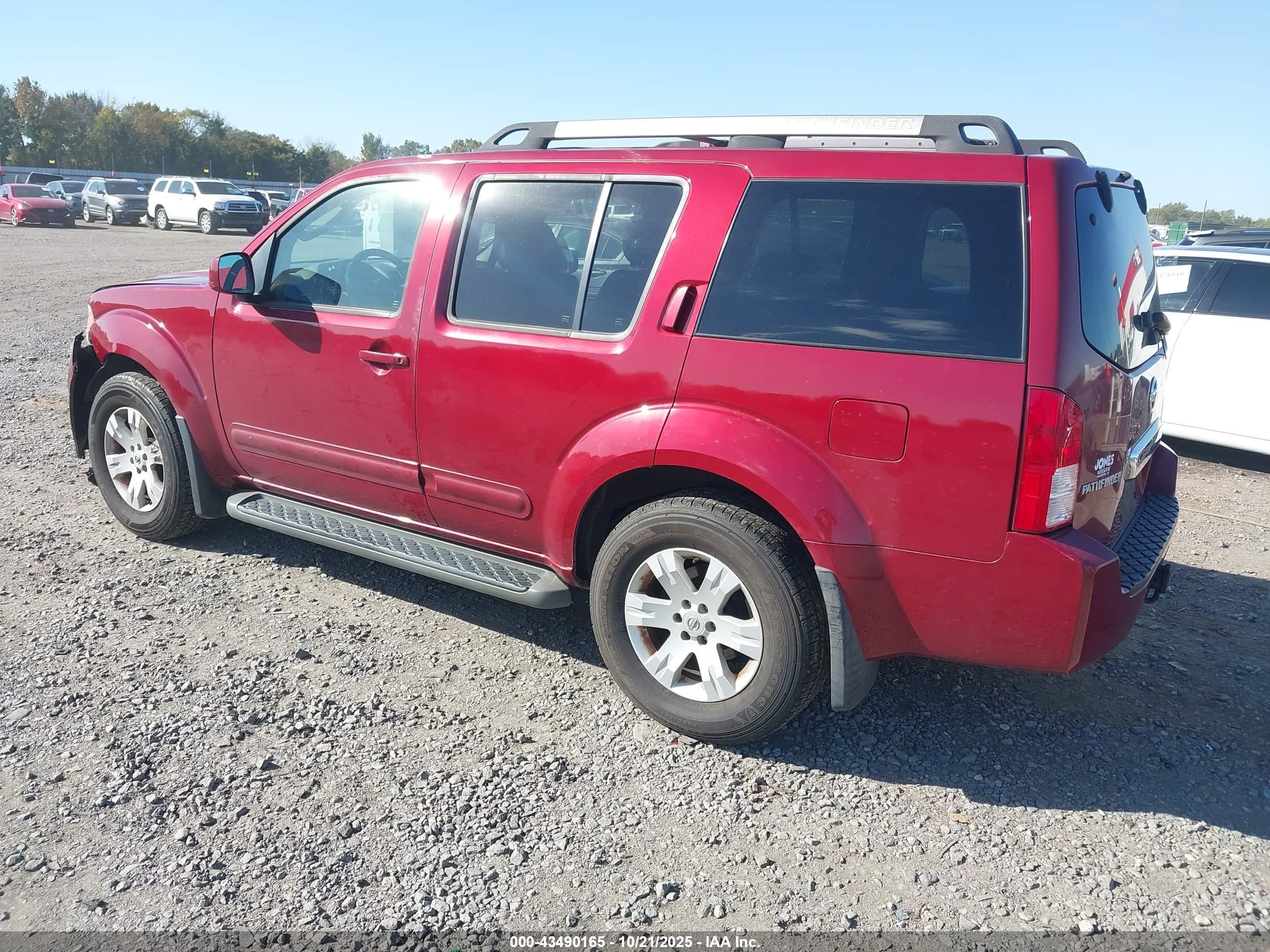 2005 Nissan Pathfinder Le Red vin: 5N1AR18U25C700434