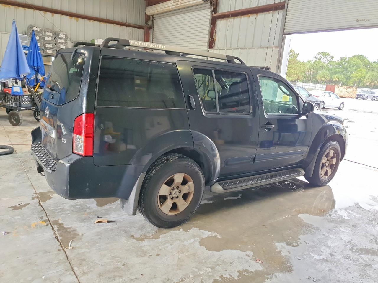 2005 Nissan Pathfinder Xe Black vin: 5N1AR18U25C773898