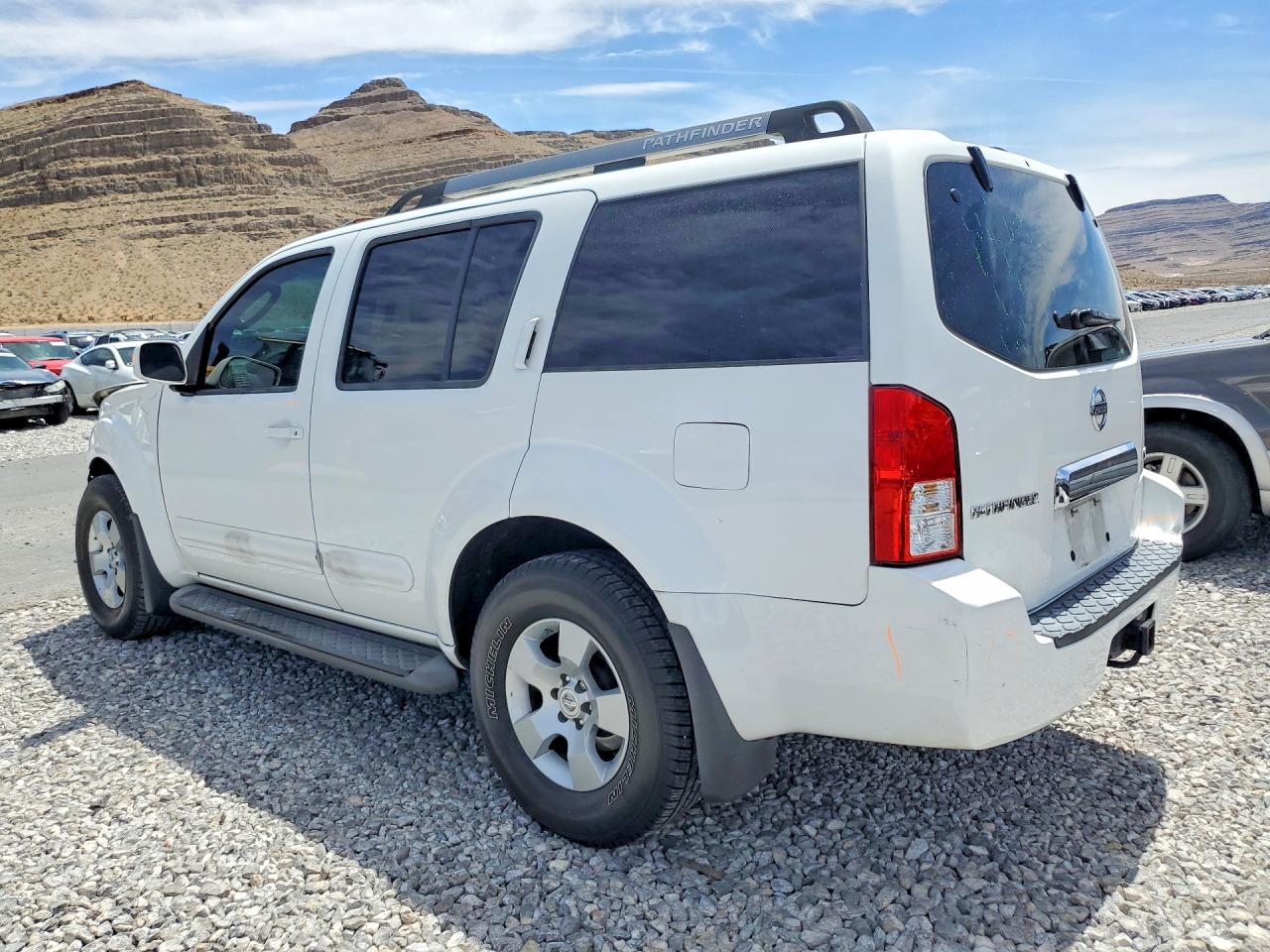 2005 Nissan Pathfinder Xe White vin: 5N1AR18U35C756933