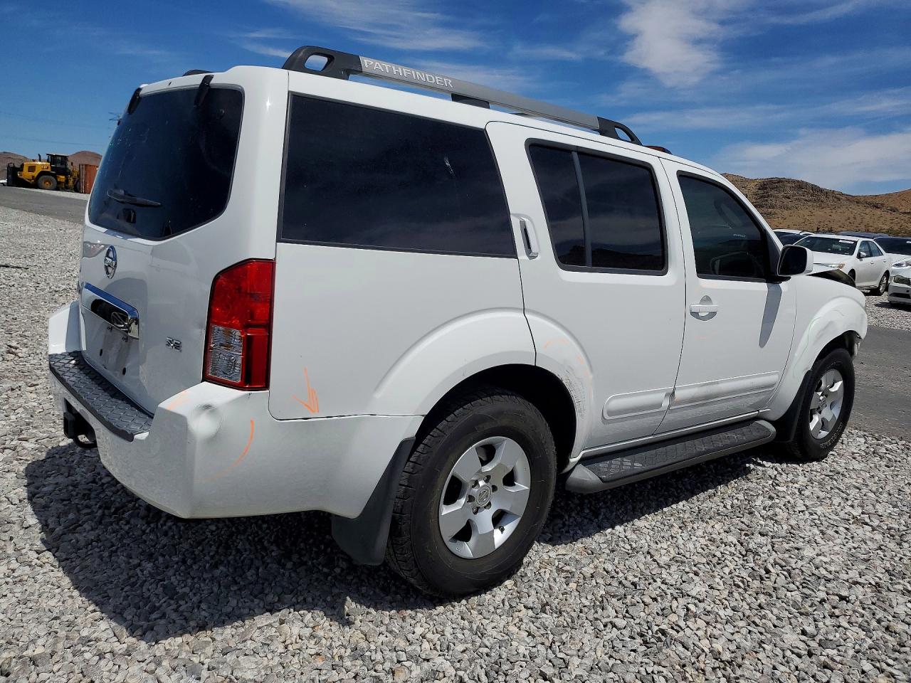 2005 Nissan Pathfinder Xe White vin: 5N1AR18U35C756933