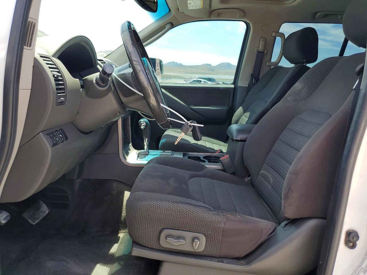 2005 Nissan Pathfinder Xe White vin: 5N1AR18U35C756933