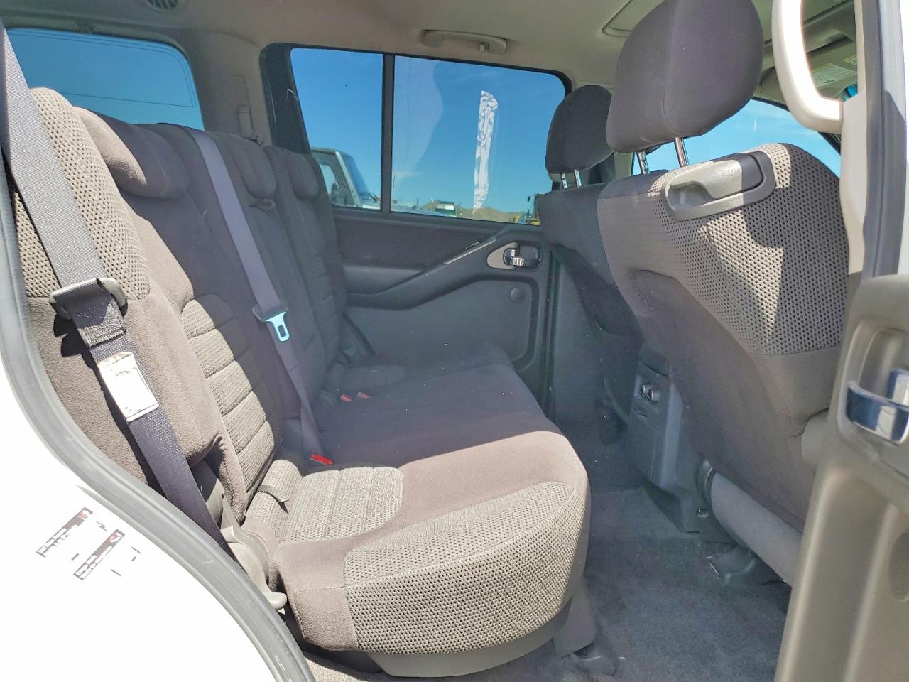 2005 Nissan Pathfinder Xe White vin: 5N1AR18U35C756933