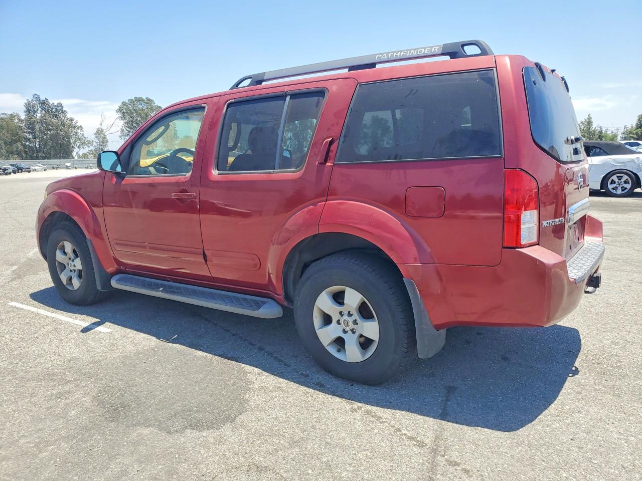 2005 Nissan Pathfinder Xe Red vin: 5N1AR18U75C711008