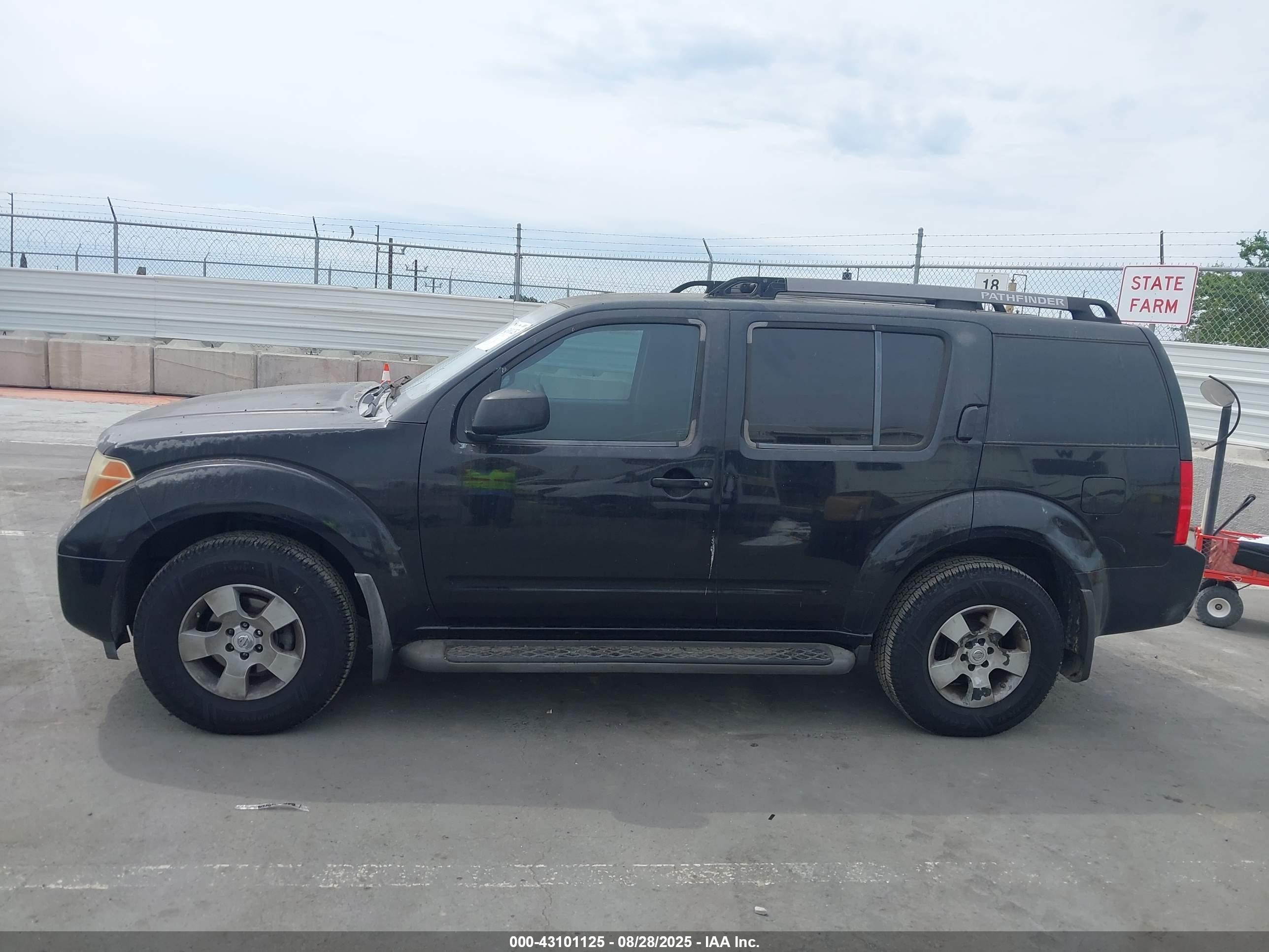 2005 Nissan Pathfinder Xe Black vin: 5N1AR18U85C746785