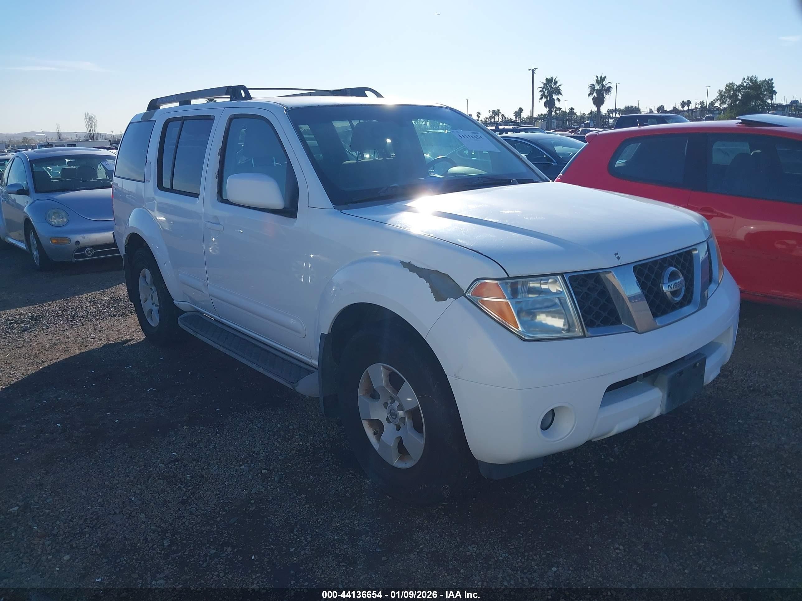 2005 Nissan Pathfinder Se White vin: 5N1AR18U85C776403