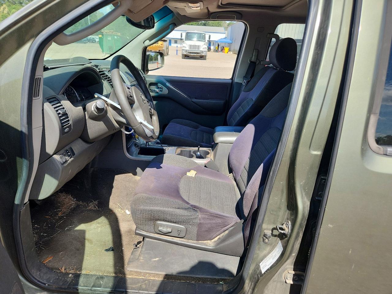 2005 Nissan Pathfinder Xe Green vin: 5N1AR18U95C706005