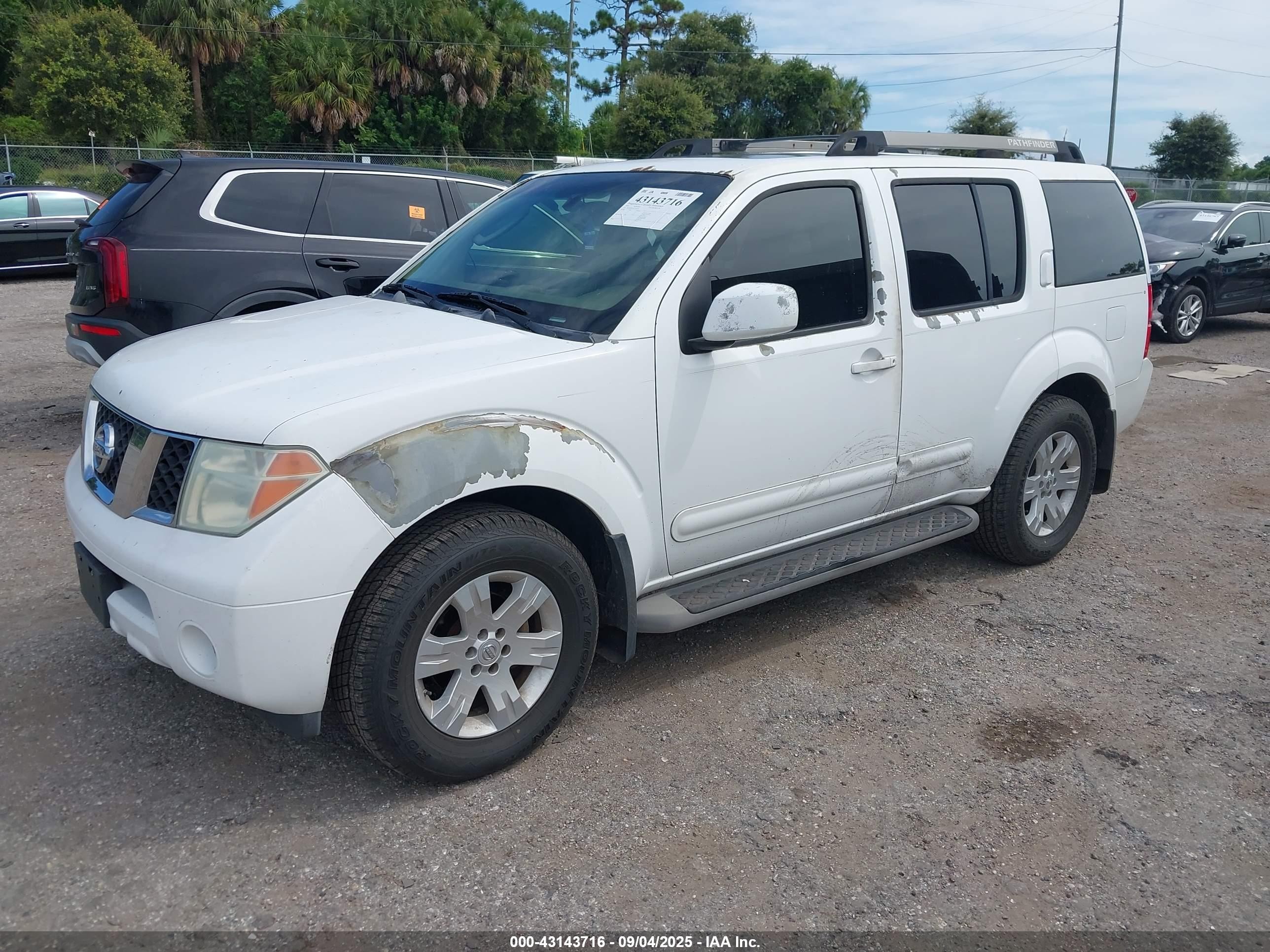 2005 Nissan Pathfinder Le White vin: 5N1AR18UX5C703534