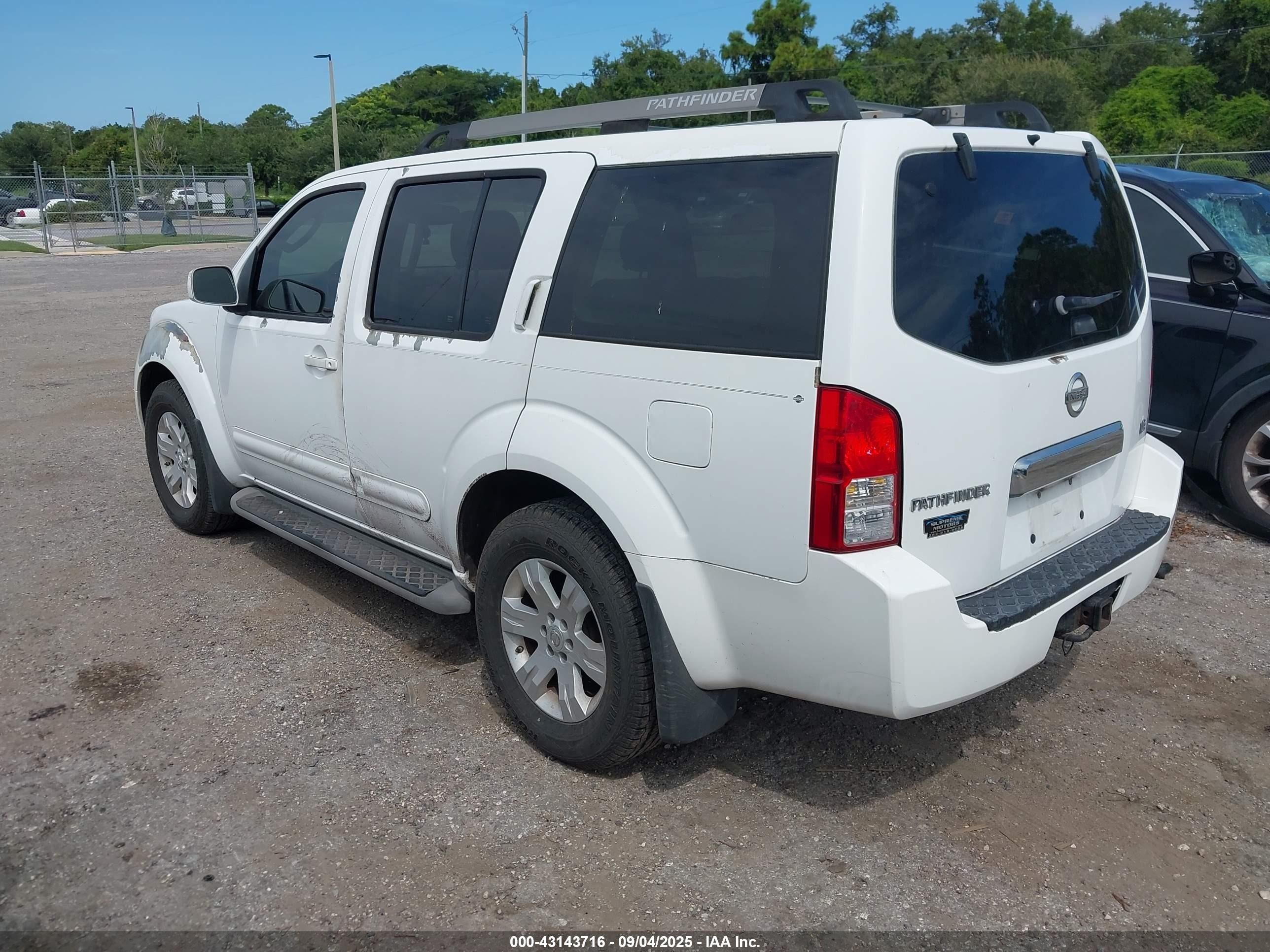 2005 Nissan Pathfinder Le White vin: 5N1AR18UX5C703534