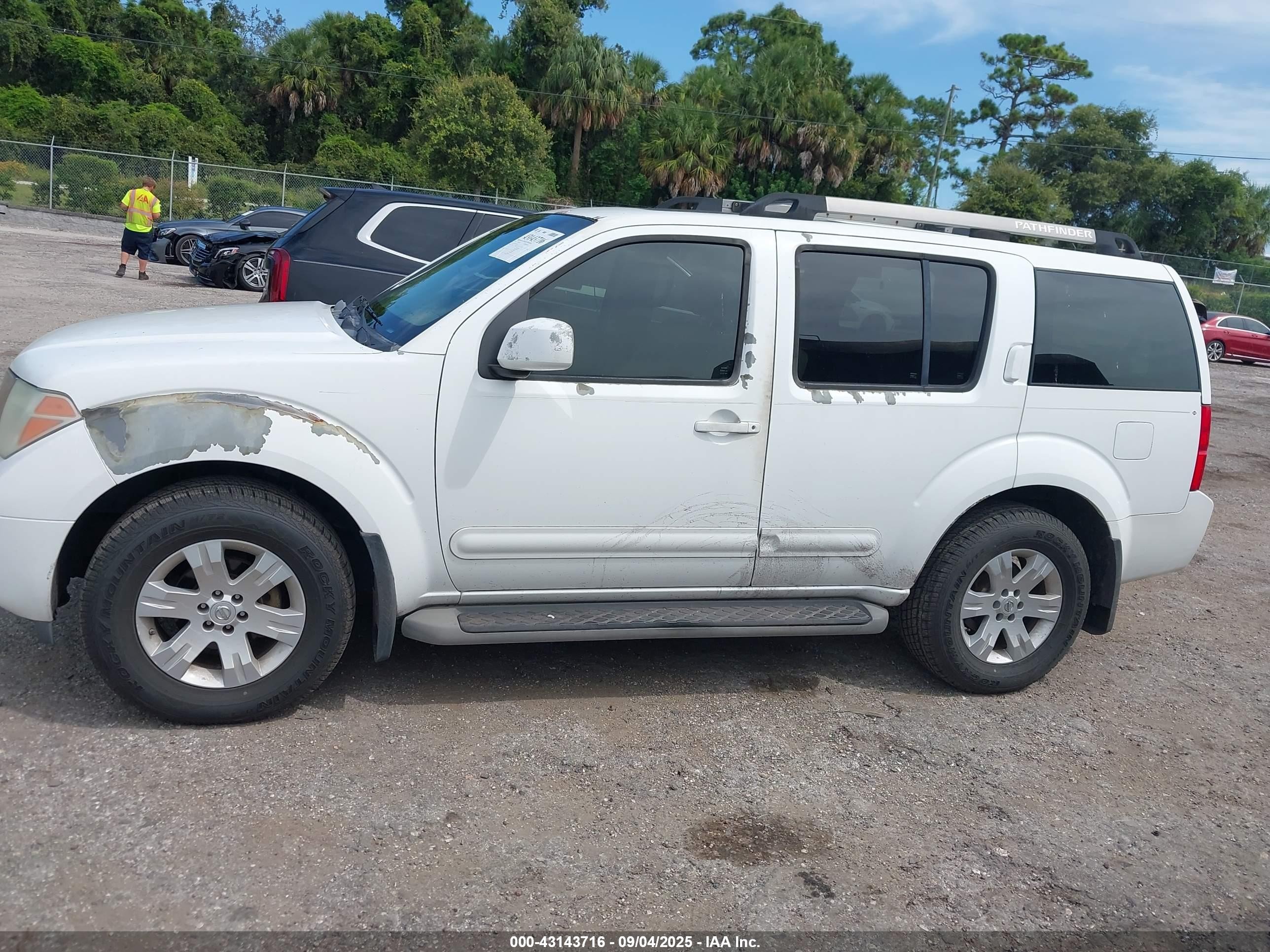 2005 Nissan Pathfinder Le White vin: 5N1AR18UX5C703534