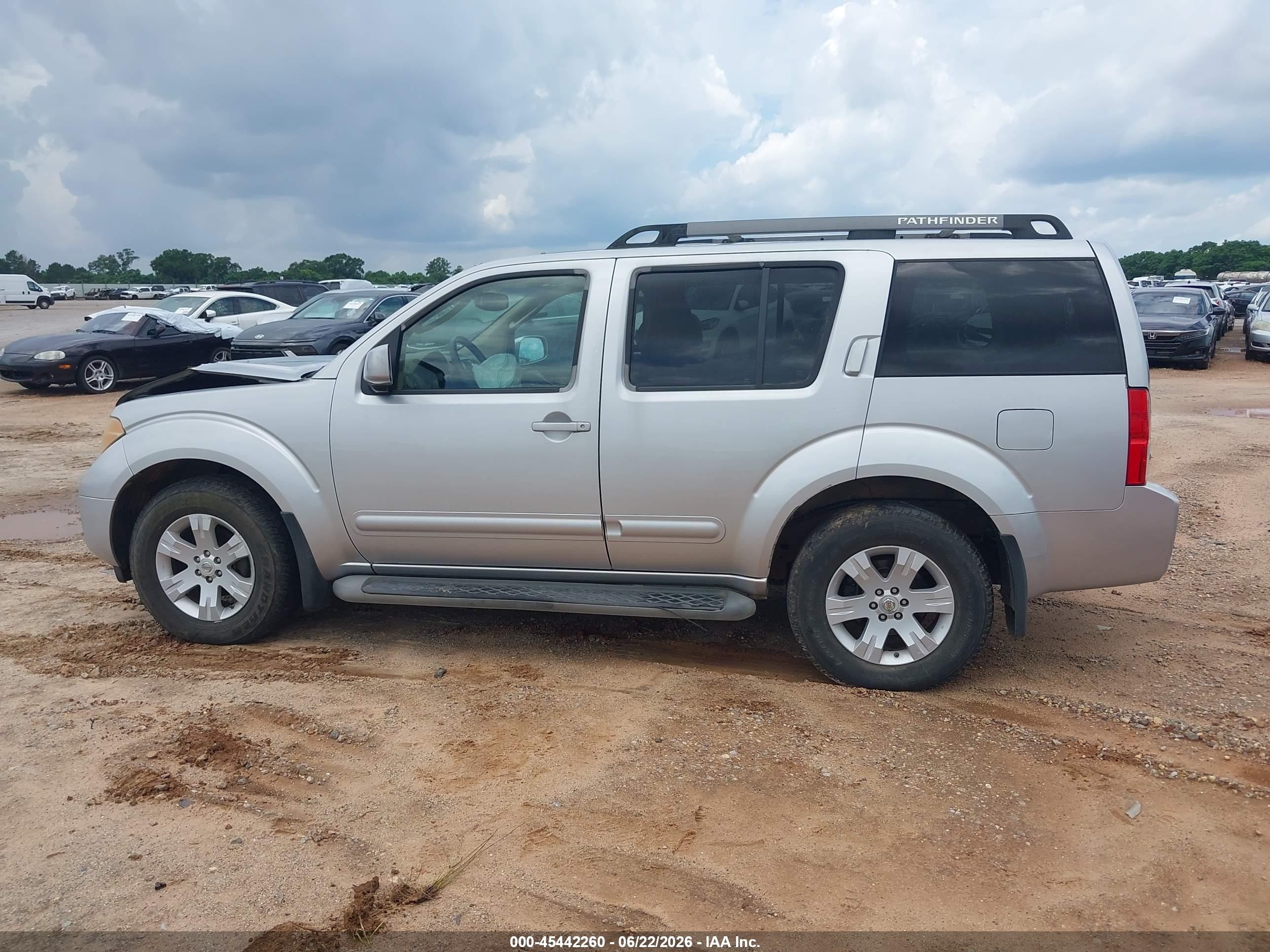 2005 Nissan Pathfinder Le Silver vin: 5N1AR18UX5C783790