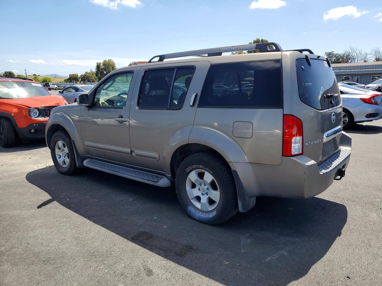 2005 Nissan Pathfinder Xe Gold vin: 5N1AR18W05C777210