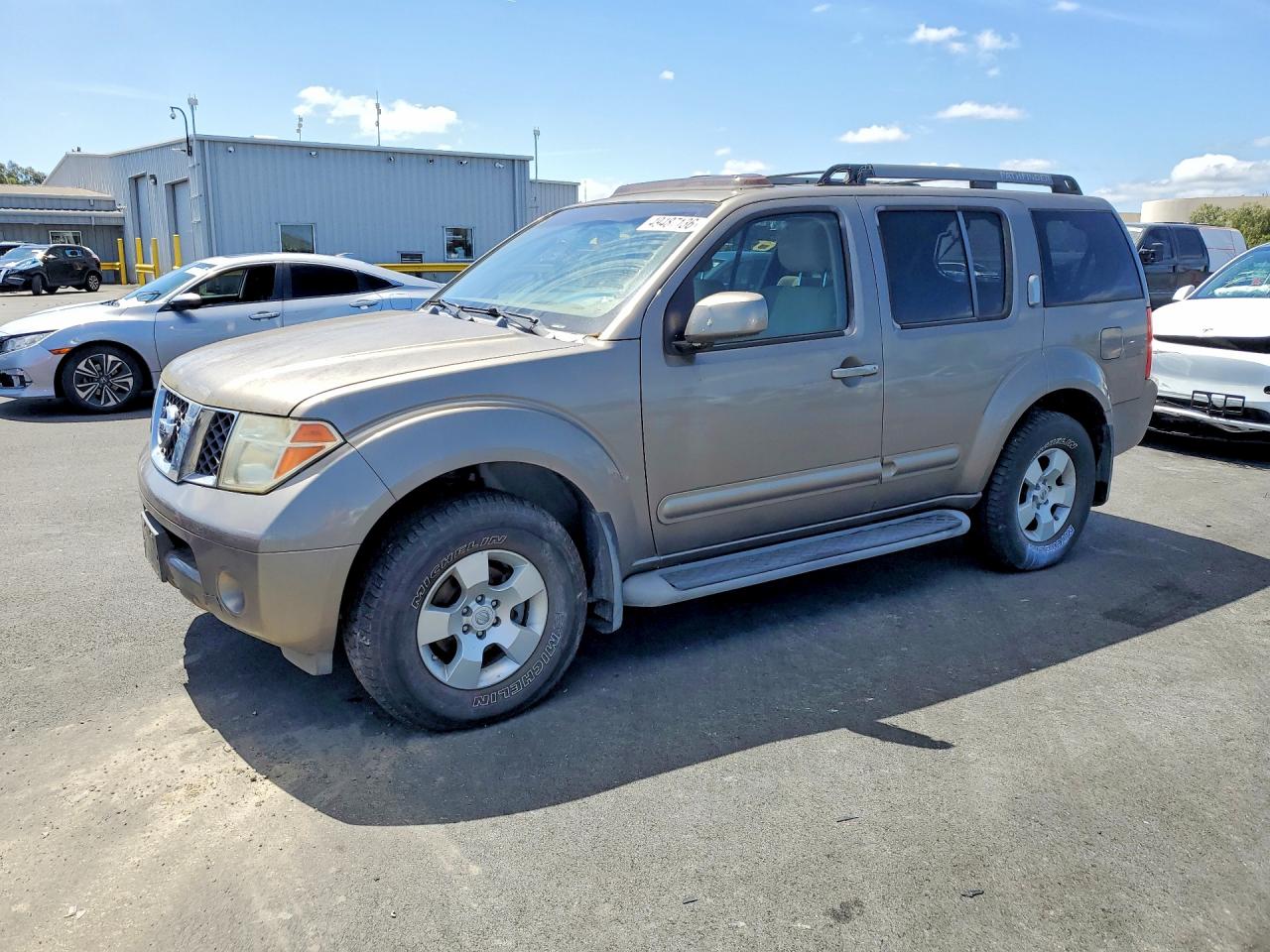 2005 Nissan Pathfinder Xe Gold vin: 5N1AR18W05C777210