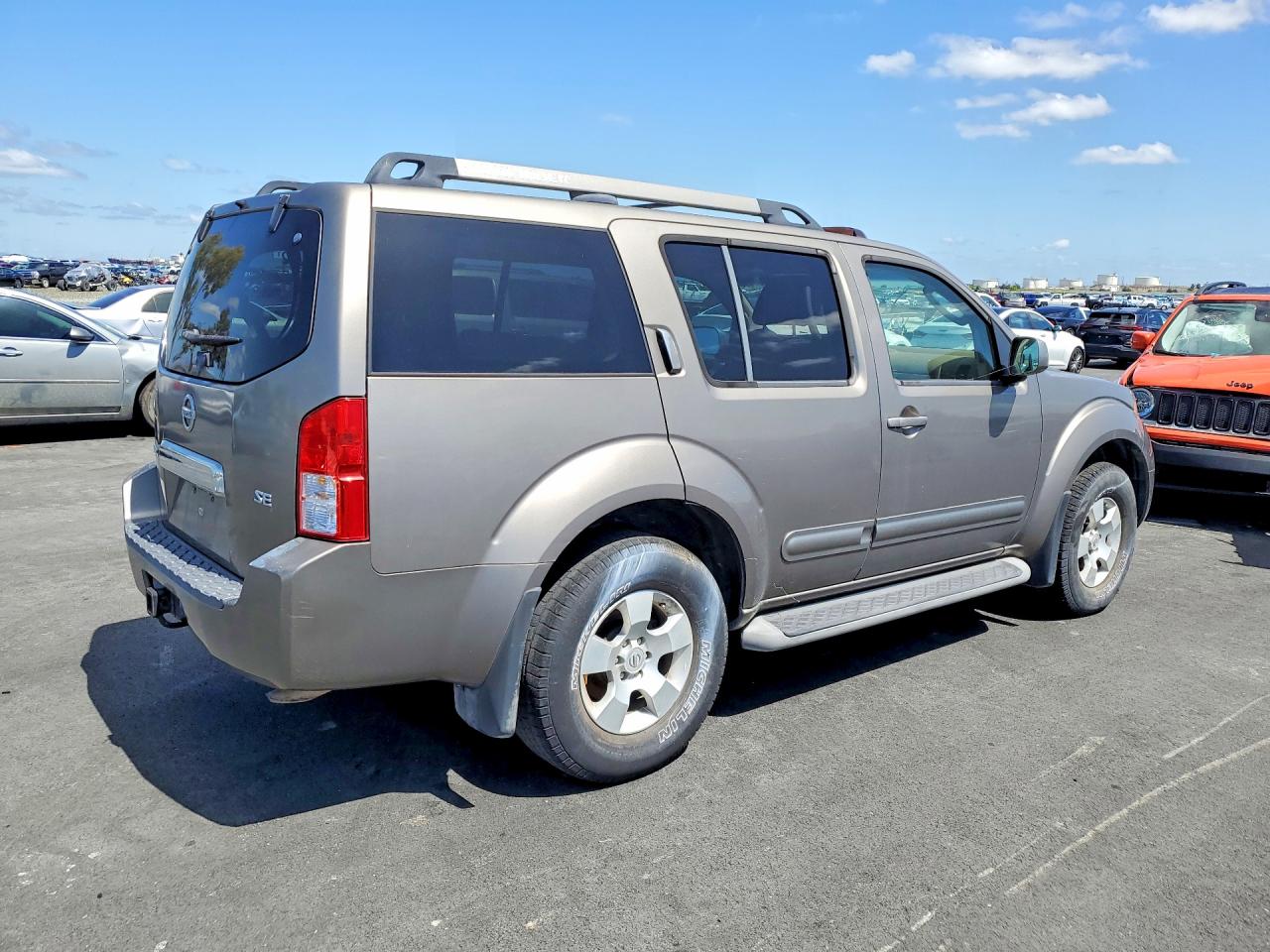 2005 Nissan Pathfinder Xe Gold vin: 5N1AR18W05C777210