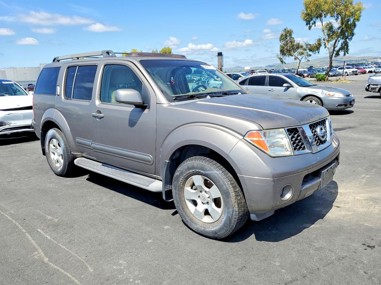 2005 Nissan Pathfinder Xe Gold vin: 5N1AR18W05C777210