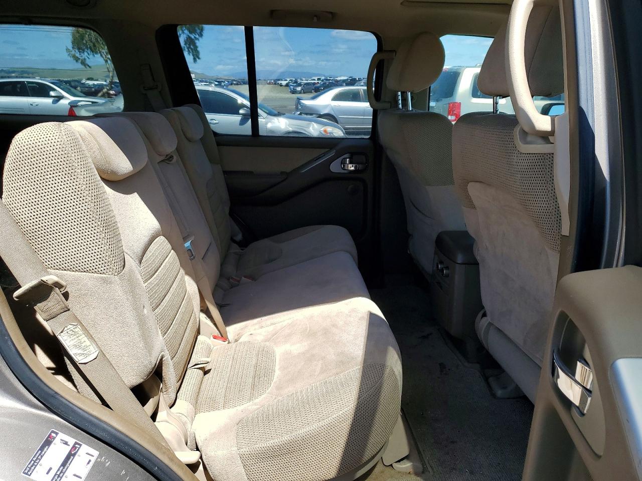 2005 Nissan Pathfinder Xe Gold vin: 5N1AR18W05C777210
