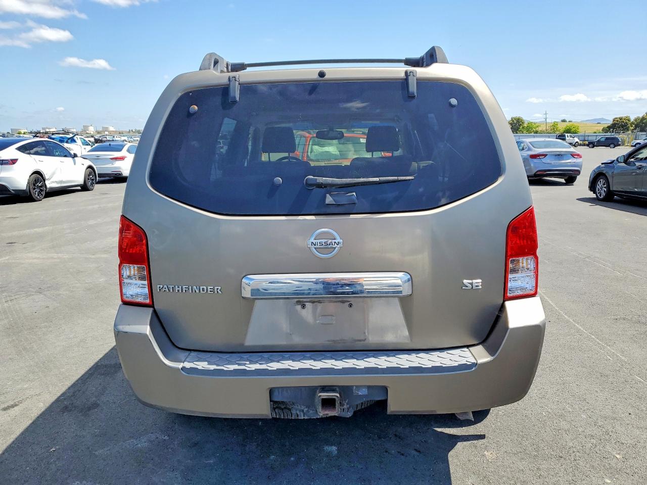 2005 Nissan Pathfinder Xe Gold vin: 5N1AR18W05C777210