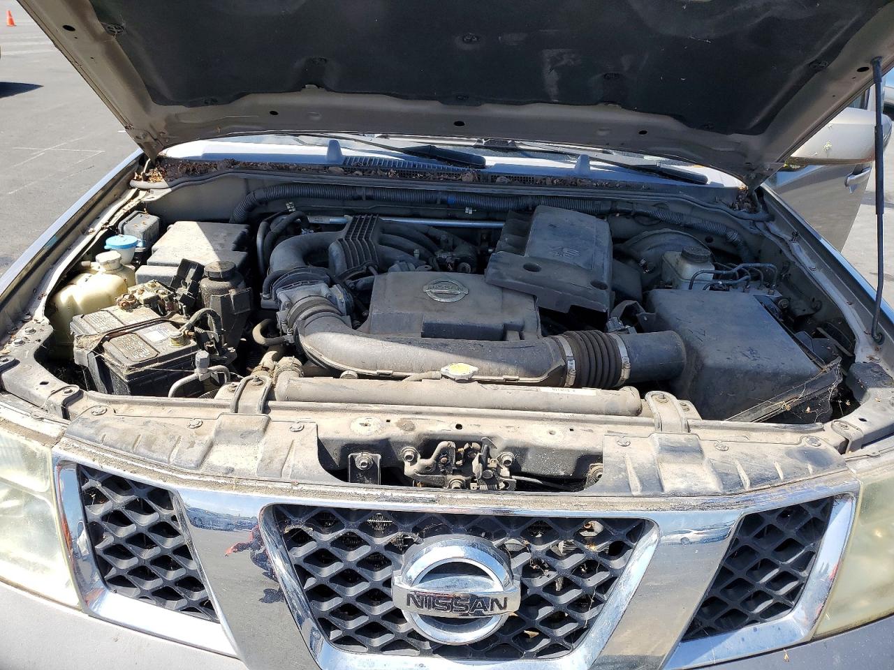 2005 Nissan Pathfinder Xe Gold vin: 5N1AR18W05C777210