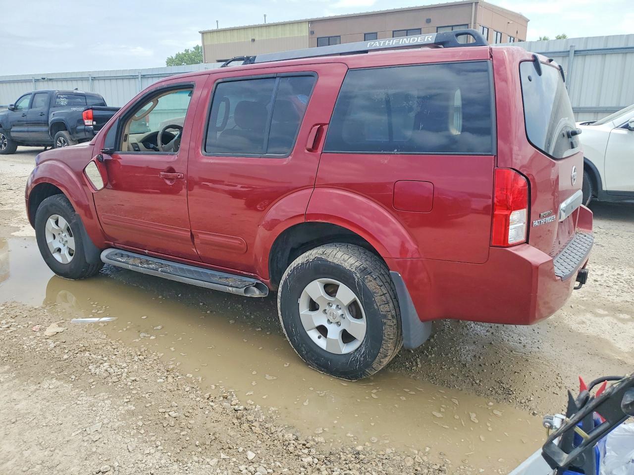 2005 Nissan Pathfinder Xe Red vin: 5N1AR18W15C765938