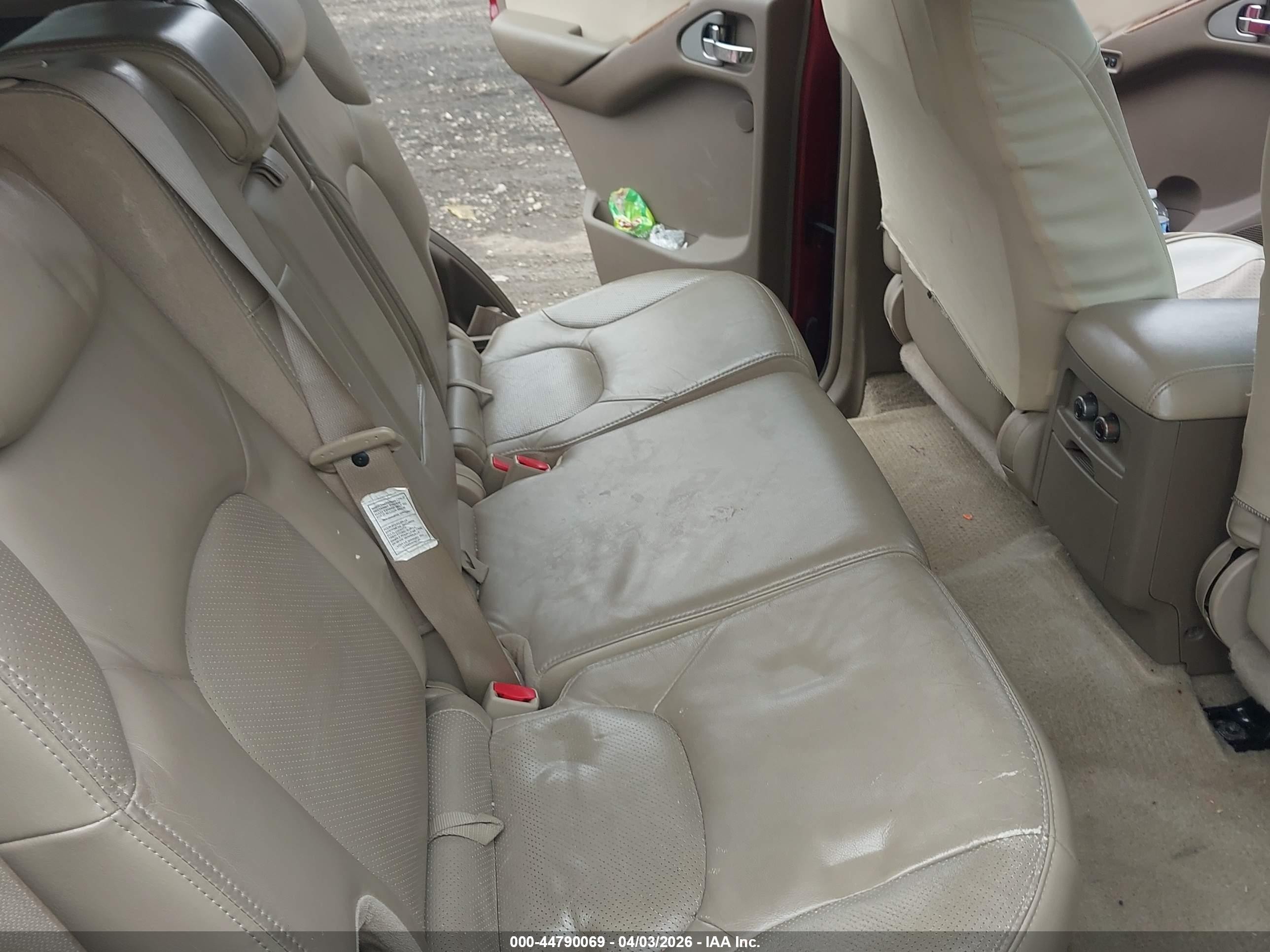2005 Nissan Pathfinder Le Red vin: 5N1AR18W25C737209