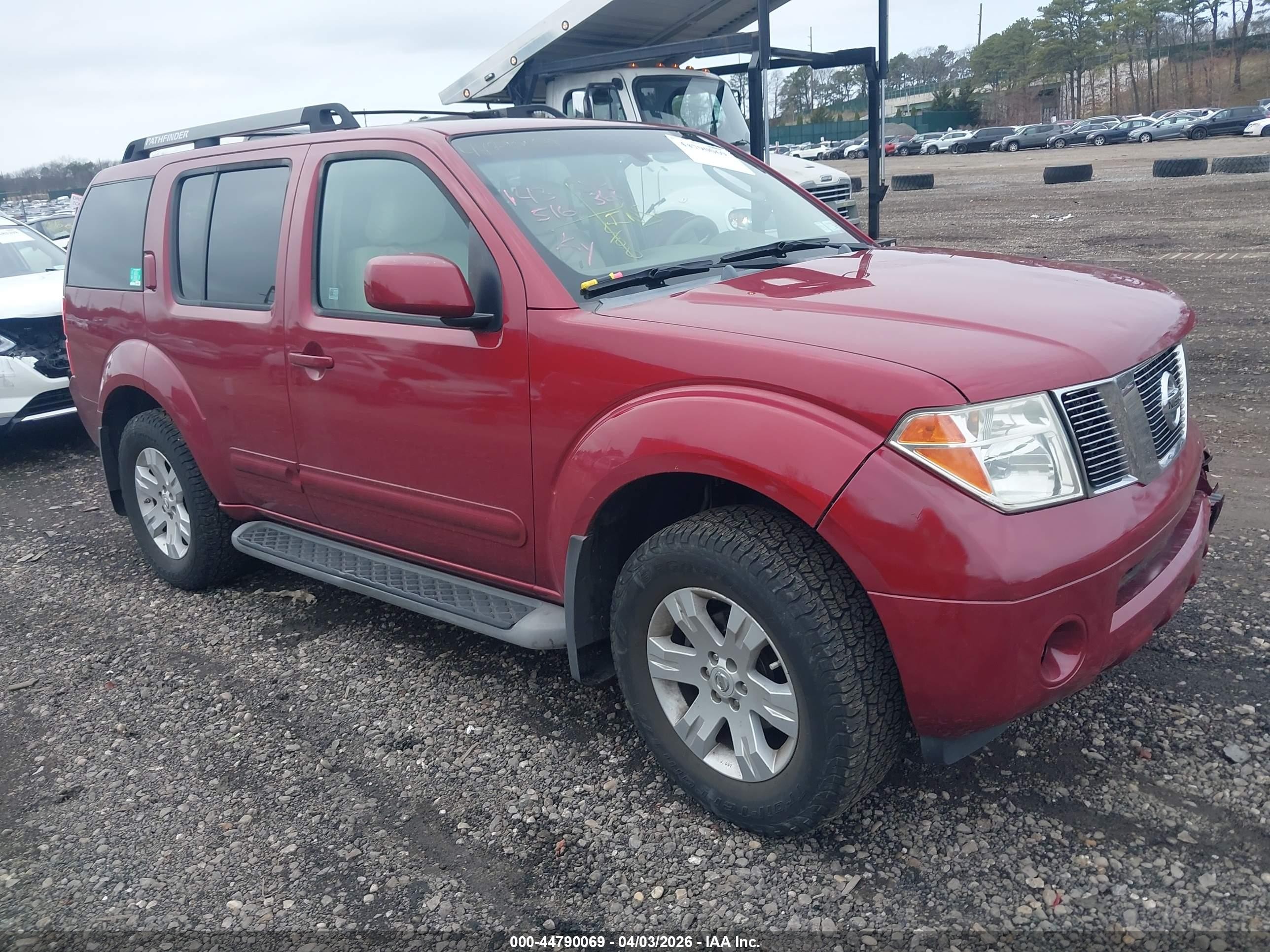 2005 Nissan Pathfinder Le Red vin: 5N1AR18W25C737209