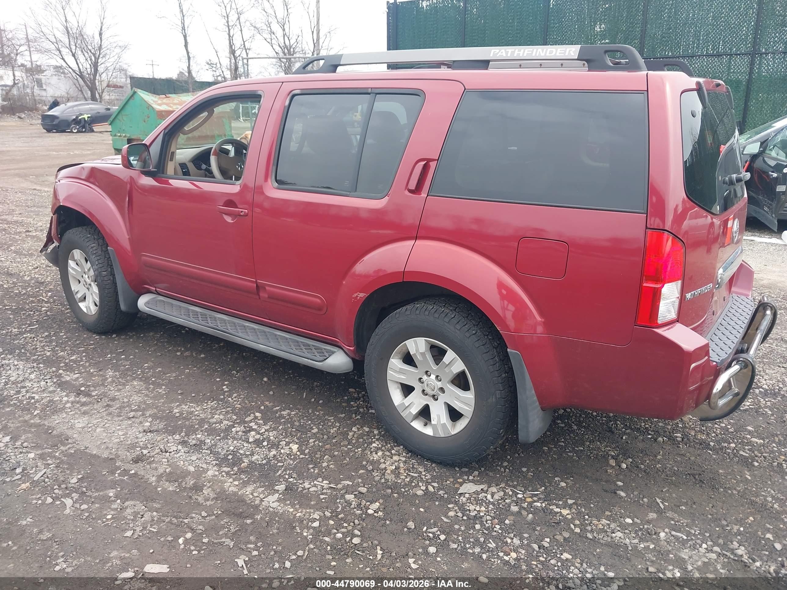 2005 Nissan Pathfinder Le Red vin: 5N1AR18W25C737209