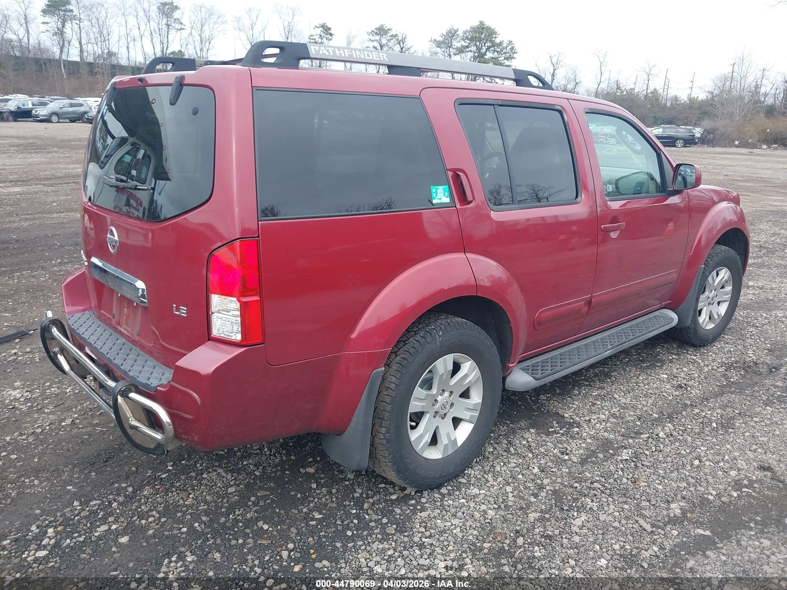2005 Nissan Pathfinder Le Red vin: 5N1AR18W25C737209