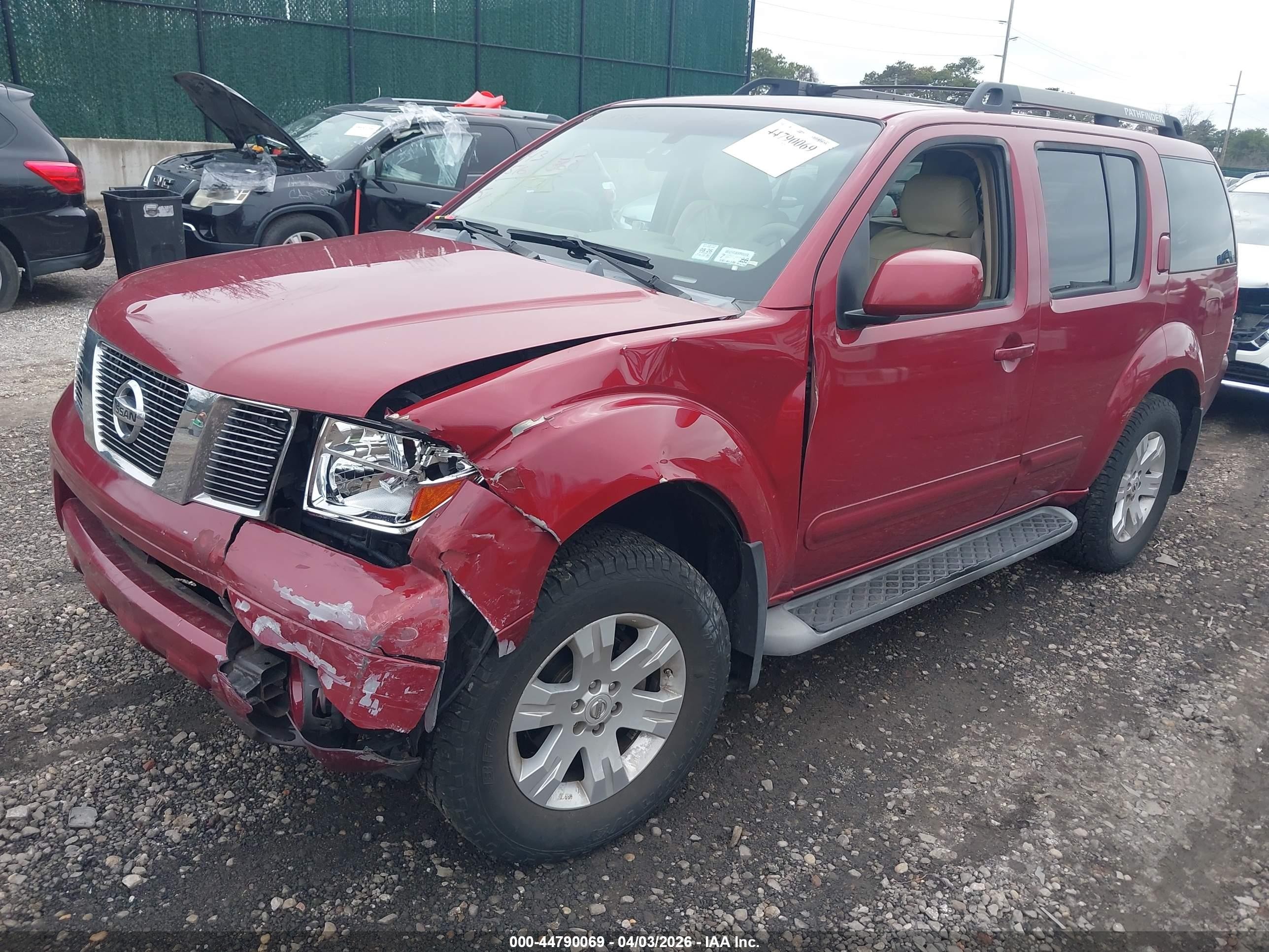 2005 Nissan Pathfinder Le Red vin: 5N1AR18W25C737209