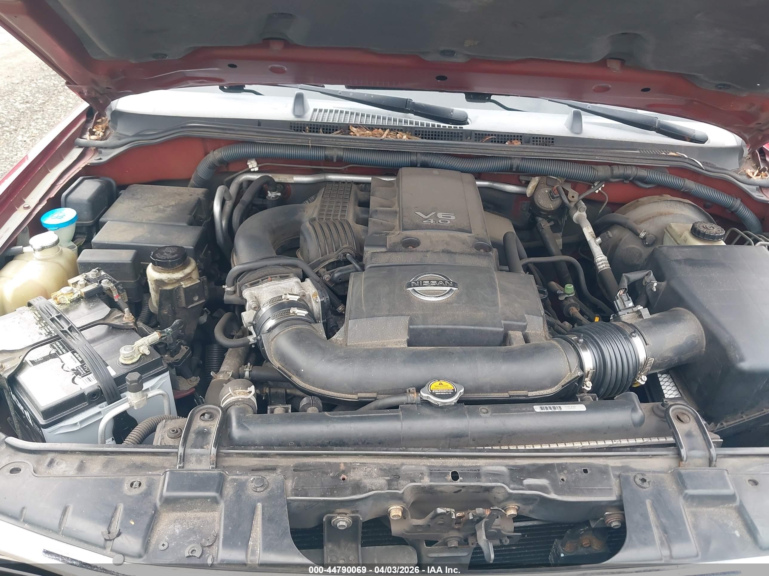 2005 Nissan Pathfinder Le Red vin: 5N1AR18W25C737209