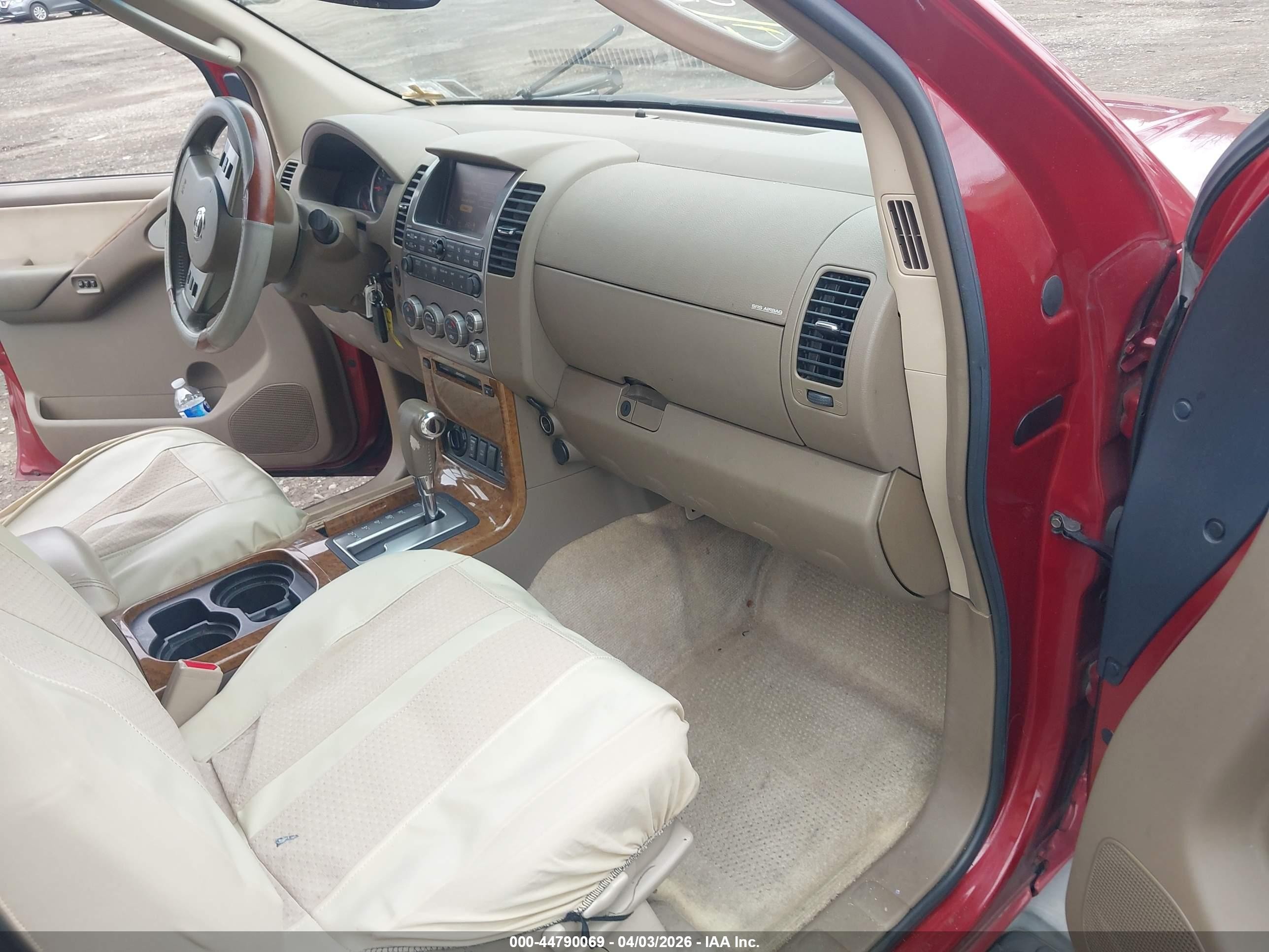 2005 Nissan Pathfinder Le Red vin: 5N1AR18W25C737209