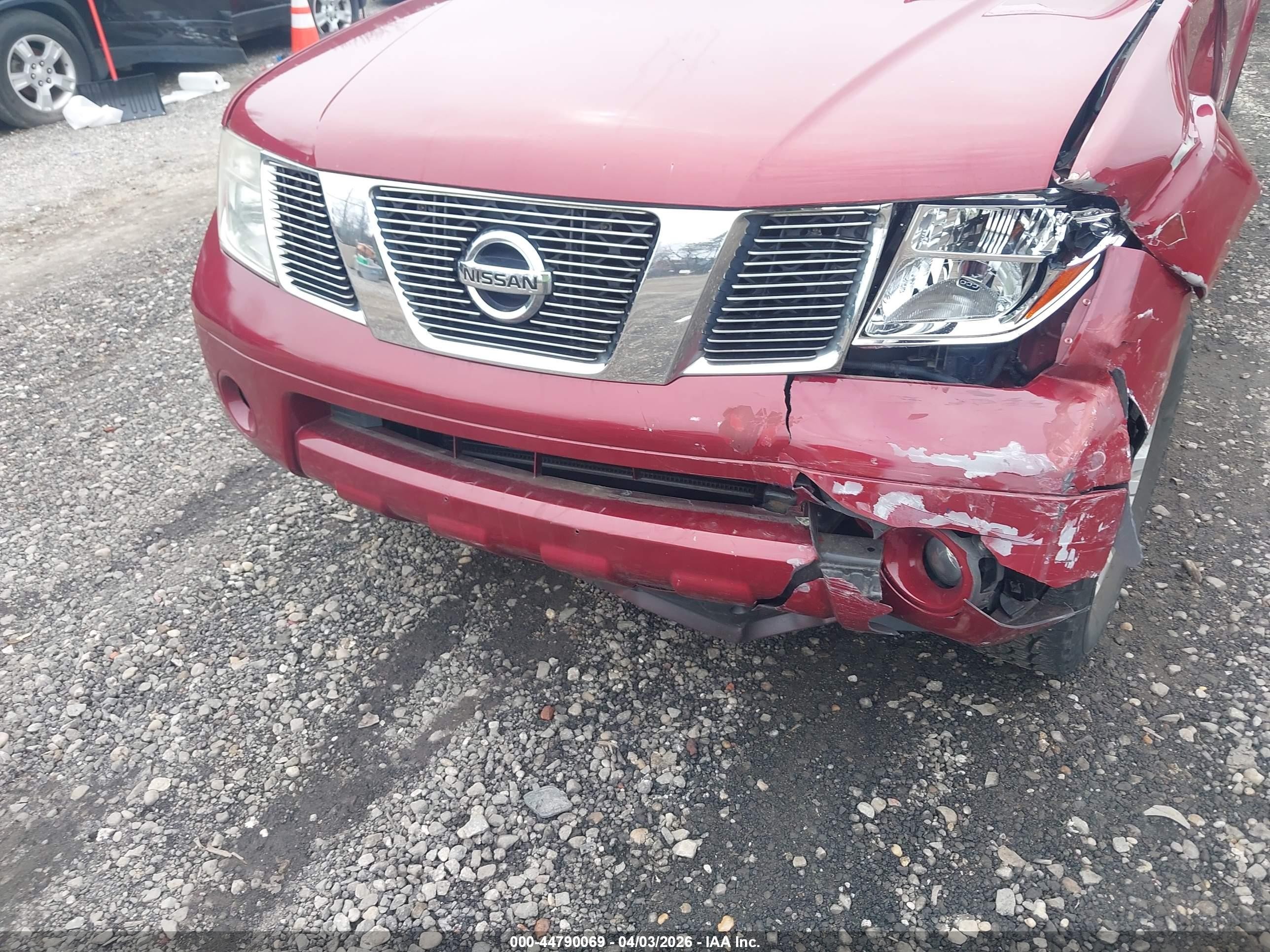 2005 Nissan Pathfinder Le Red vin: 5N1AR18W25C737209