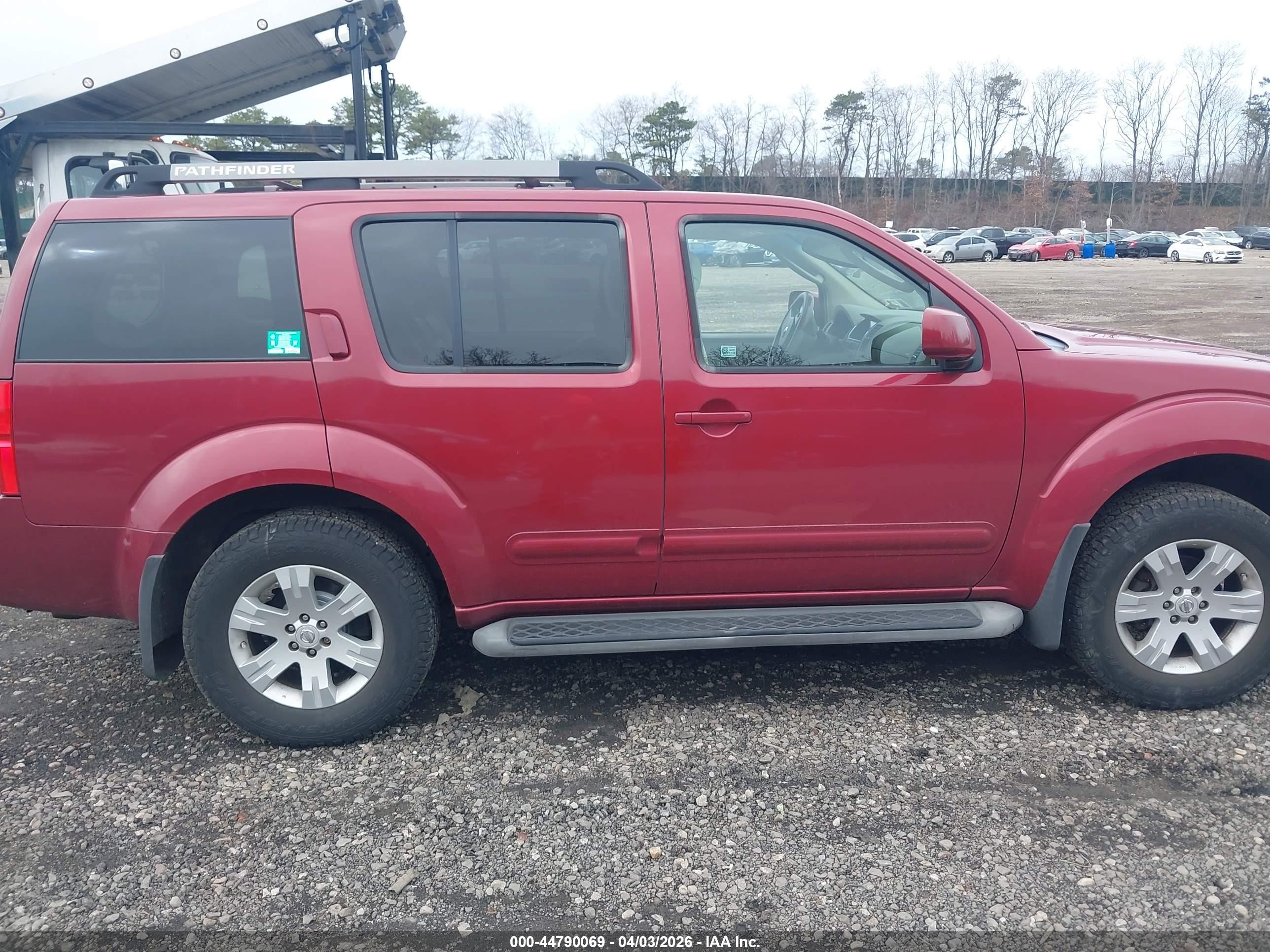 2005 Nissan Pathfinder Le Red vin: 5N1AR18W25C737209