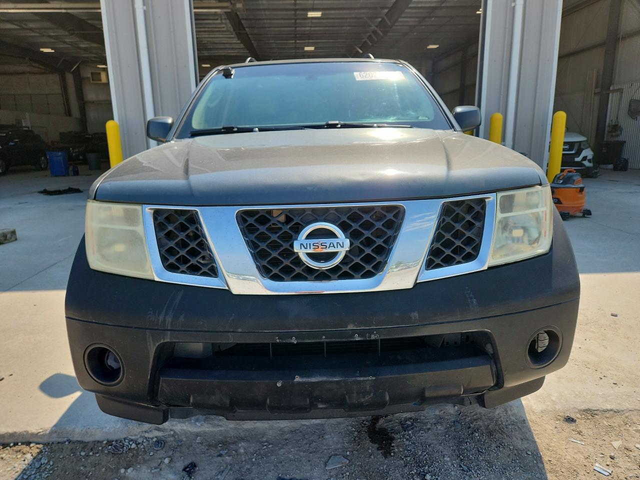 2005 Nissan Pathfinder Xe Tan vin: 5N1AR18W35C702341