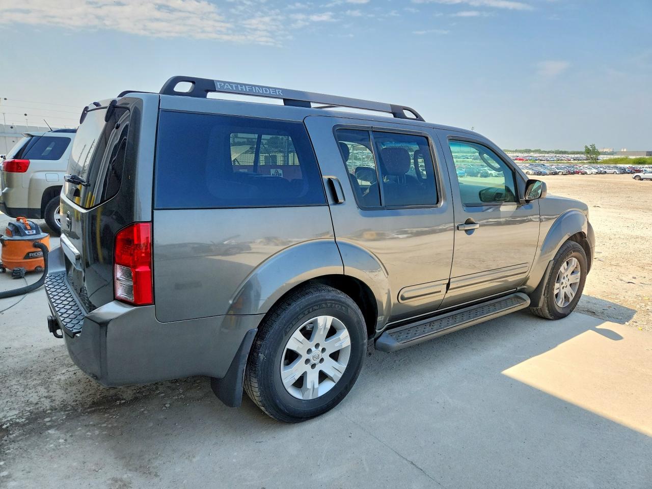2005 Nissan Pathfinder Xe Tan vin: 5N1AR18W35C702341