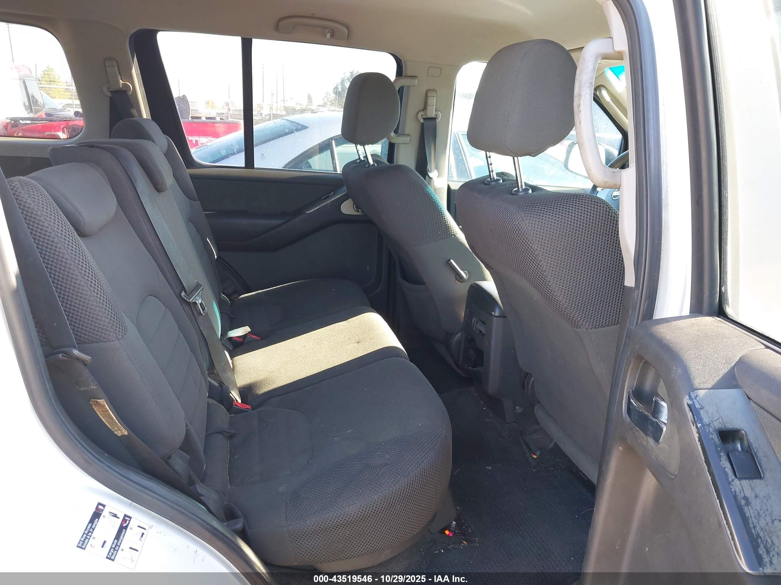 2005 Nissan Pathfinder Xe White vin: 5N1AR18W35C710309