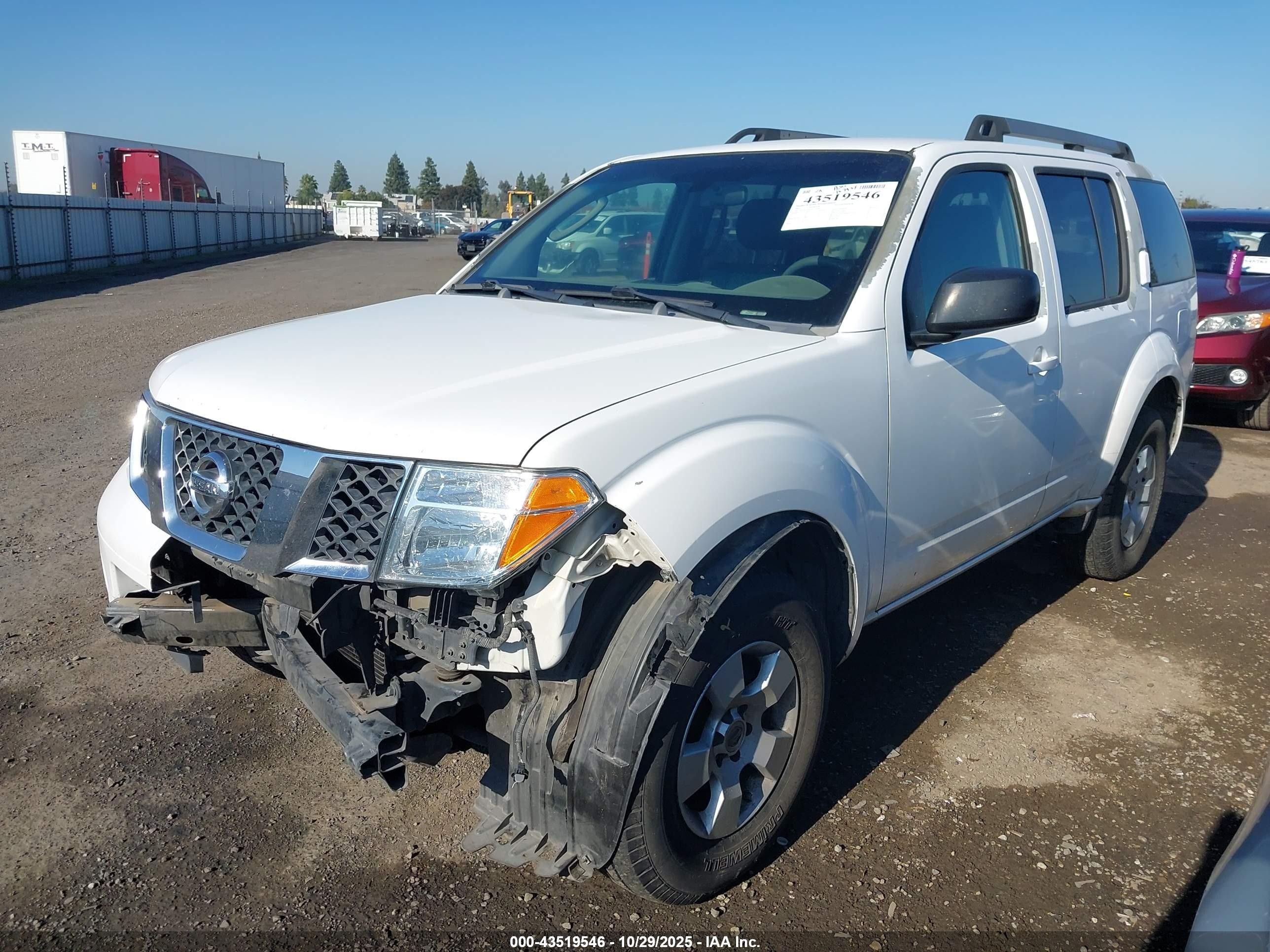 2005 Nissan Pathfinder Xe White vin: 5N1AR18W35C710309