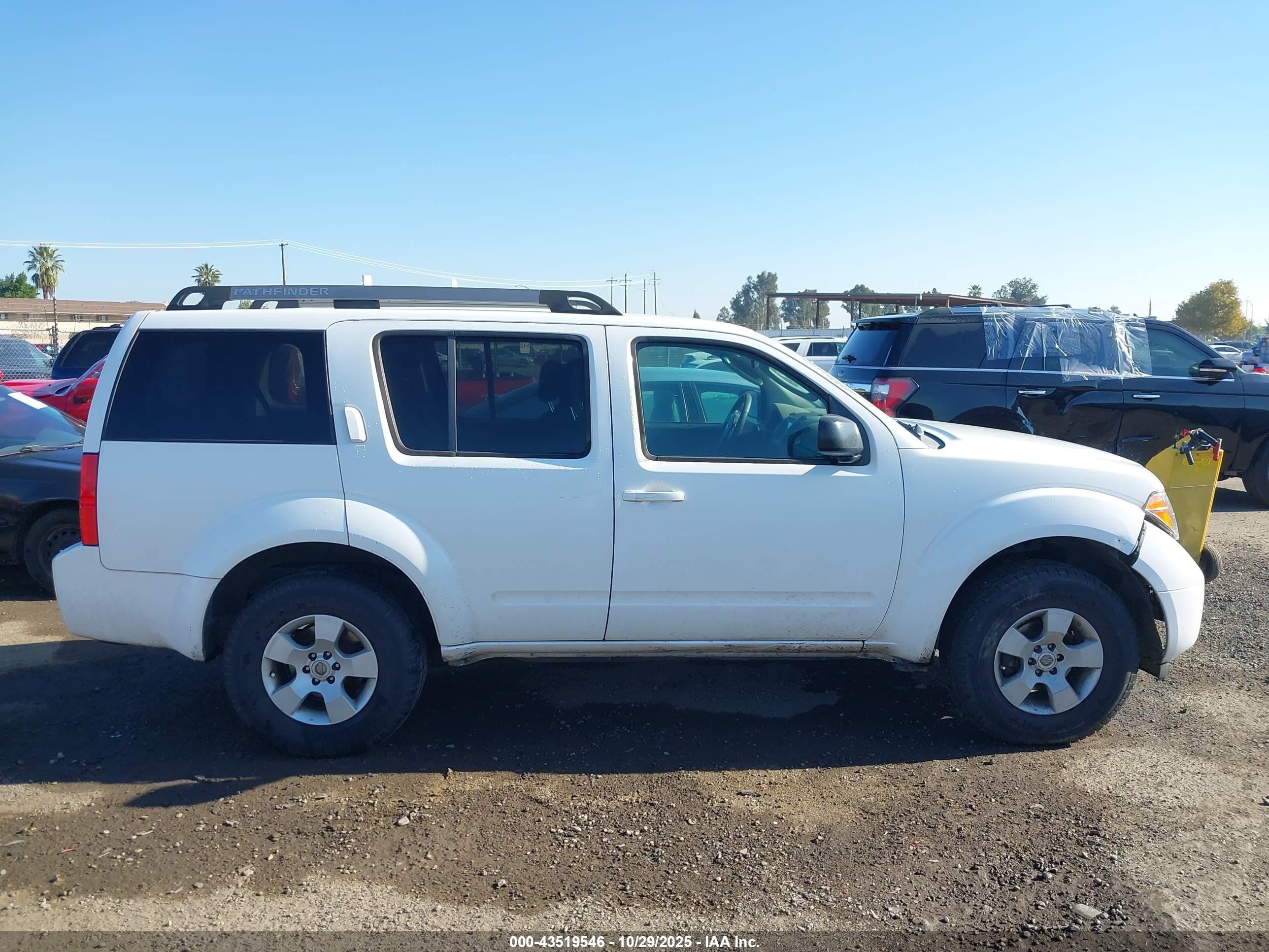 2005 Nissan Pathfinder Xe White vin: 5N1AR18W35C710309