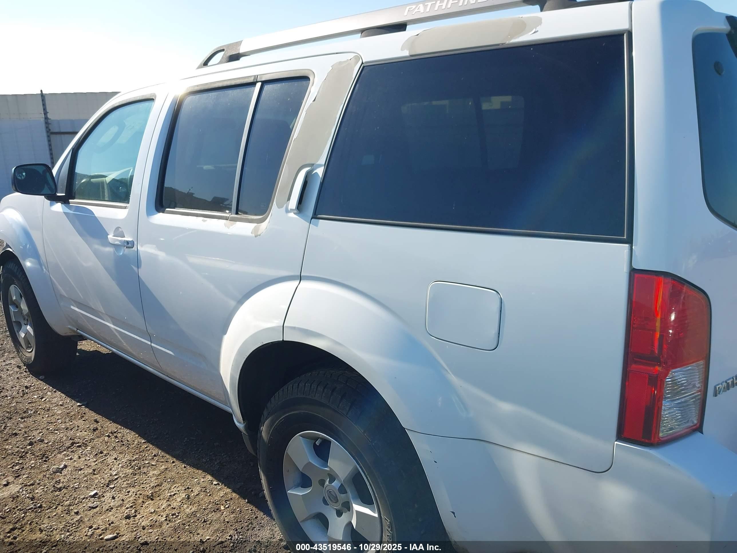 2005 Nissan Pathfinder Xe White vin: 5N1AR18W35C710309