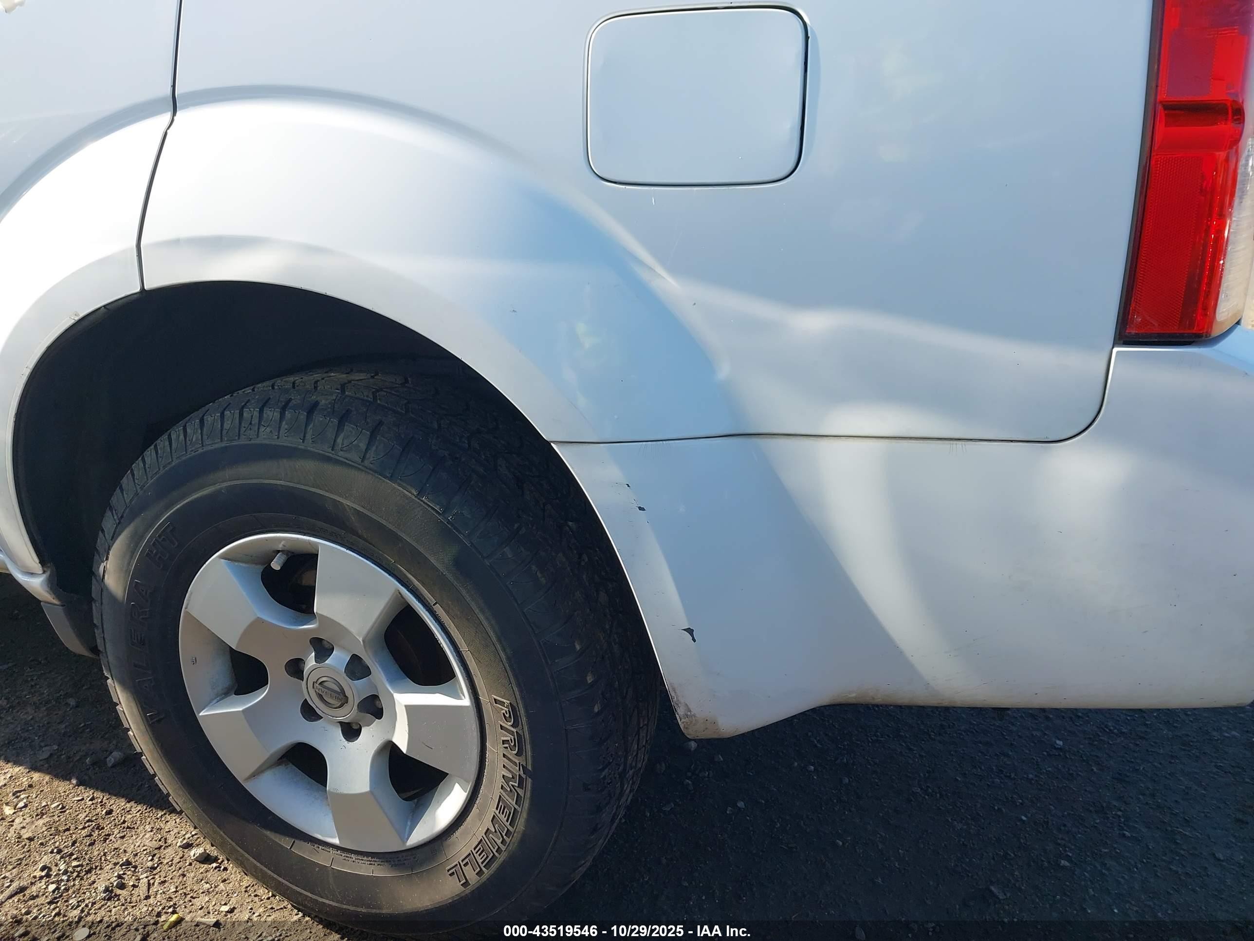 2005 Nissan Pathfinder Xe White vin: 5N1AR18W35C710309