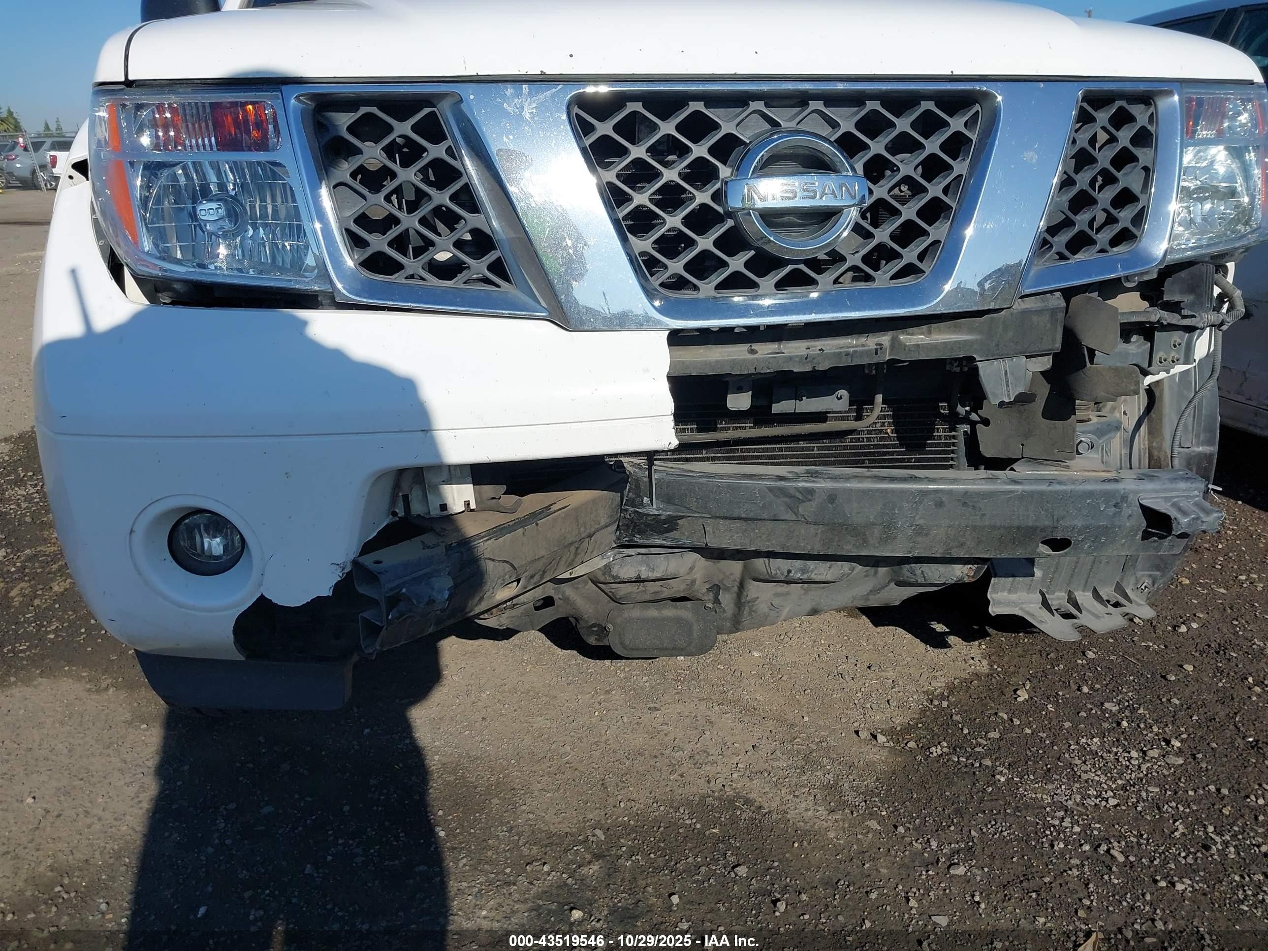 2005 Nissan Pathfinder Xe White vin: 5N1AR18W35C710309