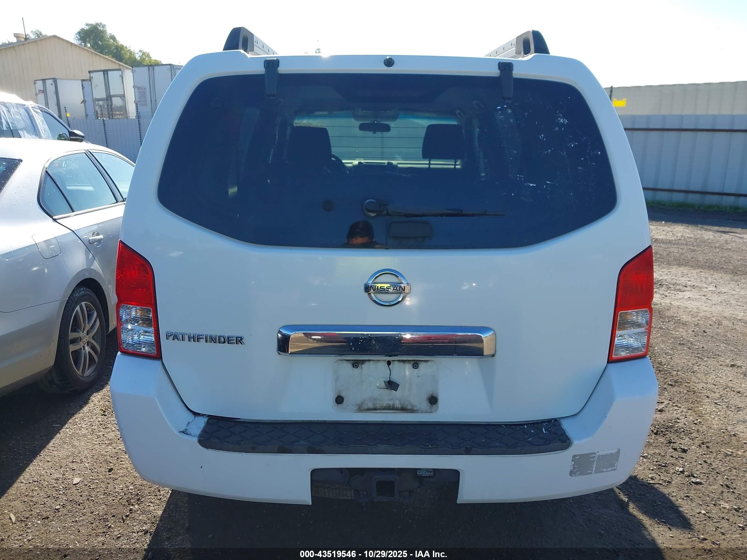 2005 Nissan Pathfinder Xe White vin: 5N1AR18W35C710309