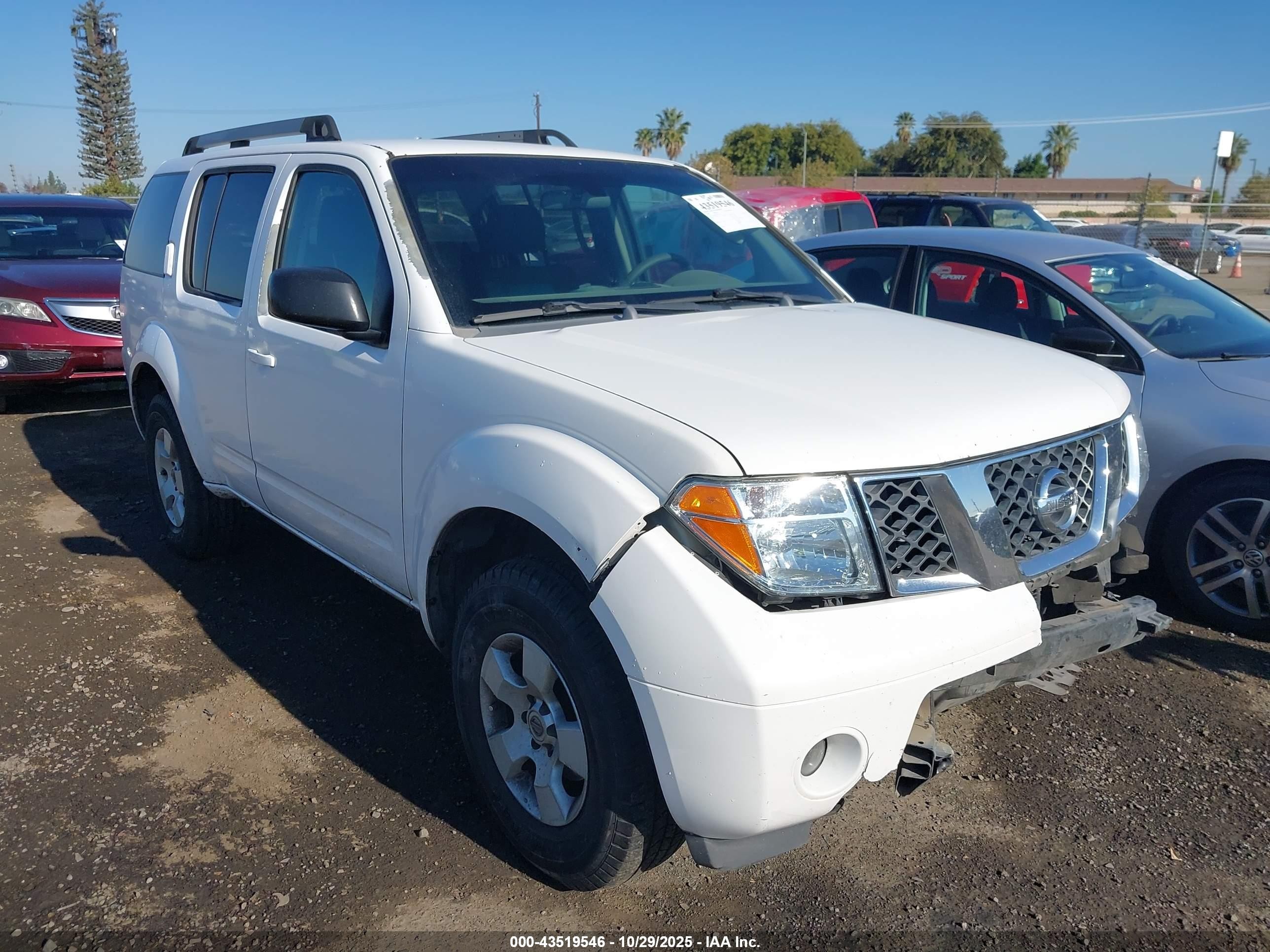 2005 Nissan Pathfinder Xe White vin: 5N1AR18W35C710309