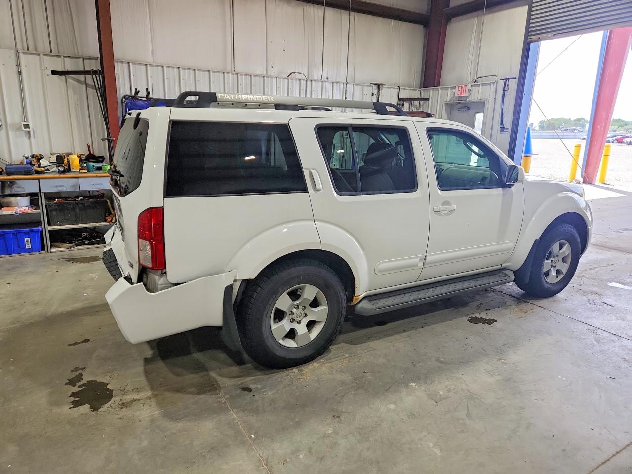 2005 Nissan Pathfinder Xe White vin: 5N1AR18W45C745747